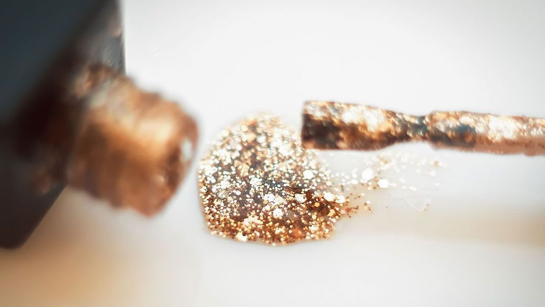 Glitter. Glitter. Glitter – wie Ihr eure kurzen Nägel mit etwas Glitzer ins Rampenlicht stellt, verraten wir euch im Beauty-Artikel. 