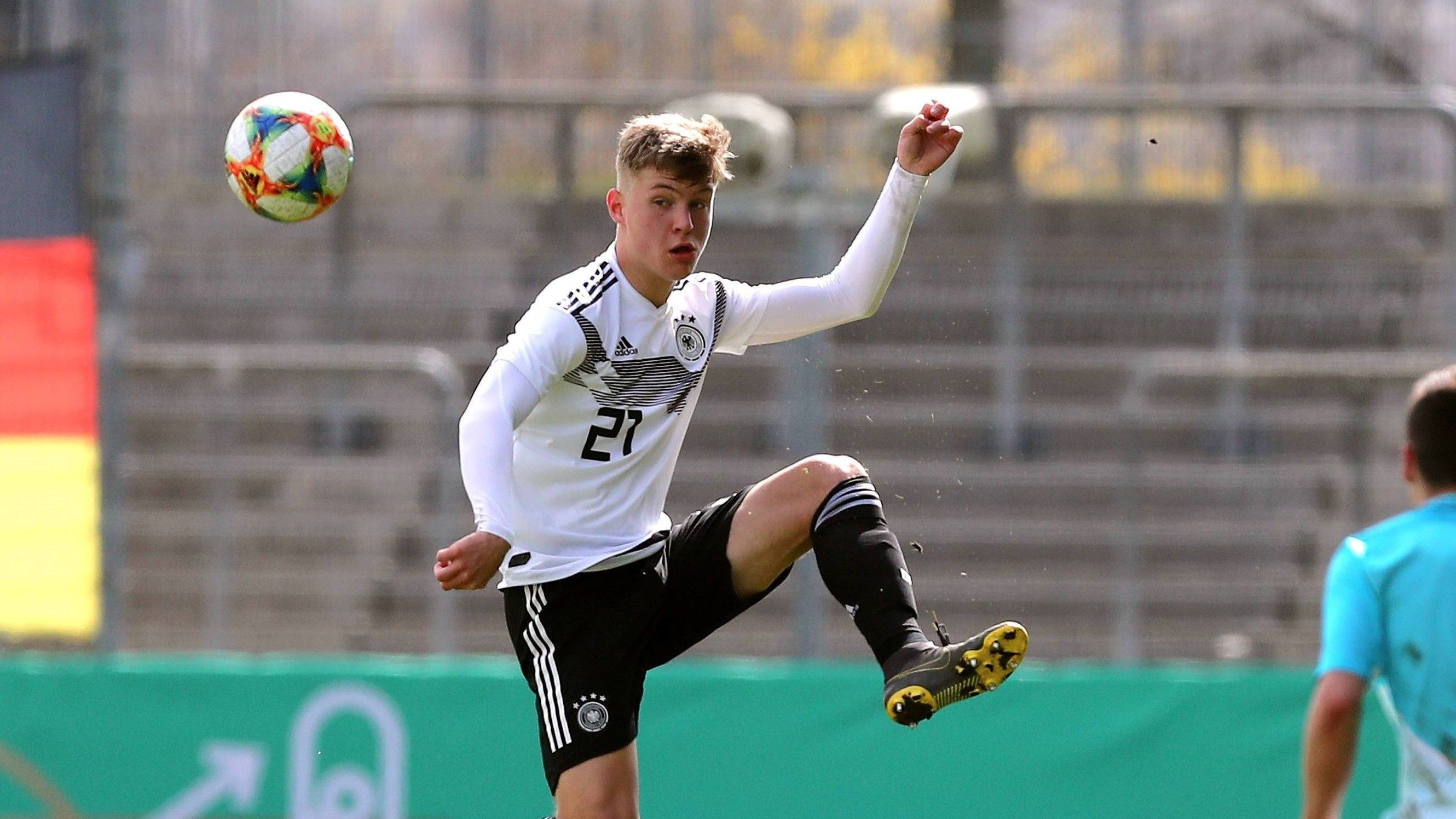 
                <strong>Luca Netz</strong><br>
                Moukoko ist ein Ausnahmetalent und niemand darf erwarten, dass in der Bundesliga künftig massenhaft 16-Jährige über den Platz laufen. Der Sprung aus der Jugend in den Profibereich ist der schwerste und es sind schon viele Hochgelobte daran gescheitert. Doch es gibt eben diese Spieler, die Anlagen zeigen, die in die Bundesliga führen könnte. Einer von ihnen ist Luca Netz von Hertha BSC. Der Linksverteidiger wird im Mai 17 Jahre alt. Er spielt wie Moukoko in der A-Jugend, allerdings in der U19-Bundesliga Nord/Nordost, wo er in jedem der 19 möglichen Spiele über 90 Minuten auf dem Platz stand. 
              