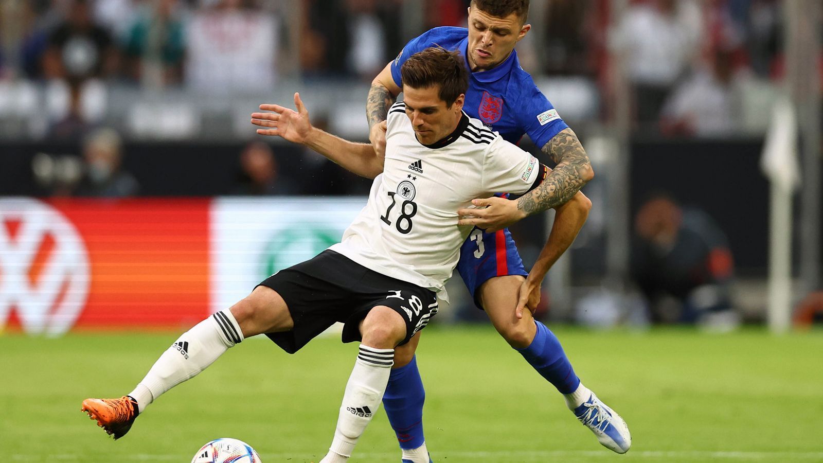 
                <strong>Jonas Hofmann</strong><br>
                Erzielt den vermeintlichen Führungstreffer für die Mannschaft, steht aber knapp im Abseits. Belohnt sich dann kurz nach der Pause für eine gute erste Halbzeit und überwindet Pickford. Muss in der 65. Minute für Gnabry weichen. ran-Note: 2
              