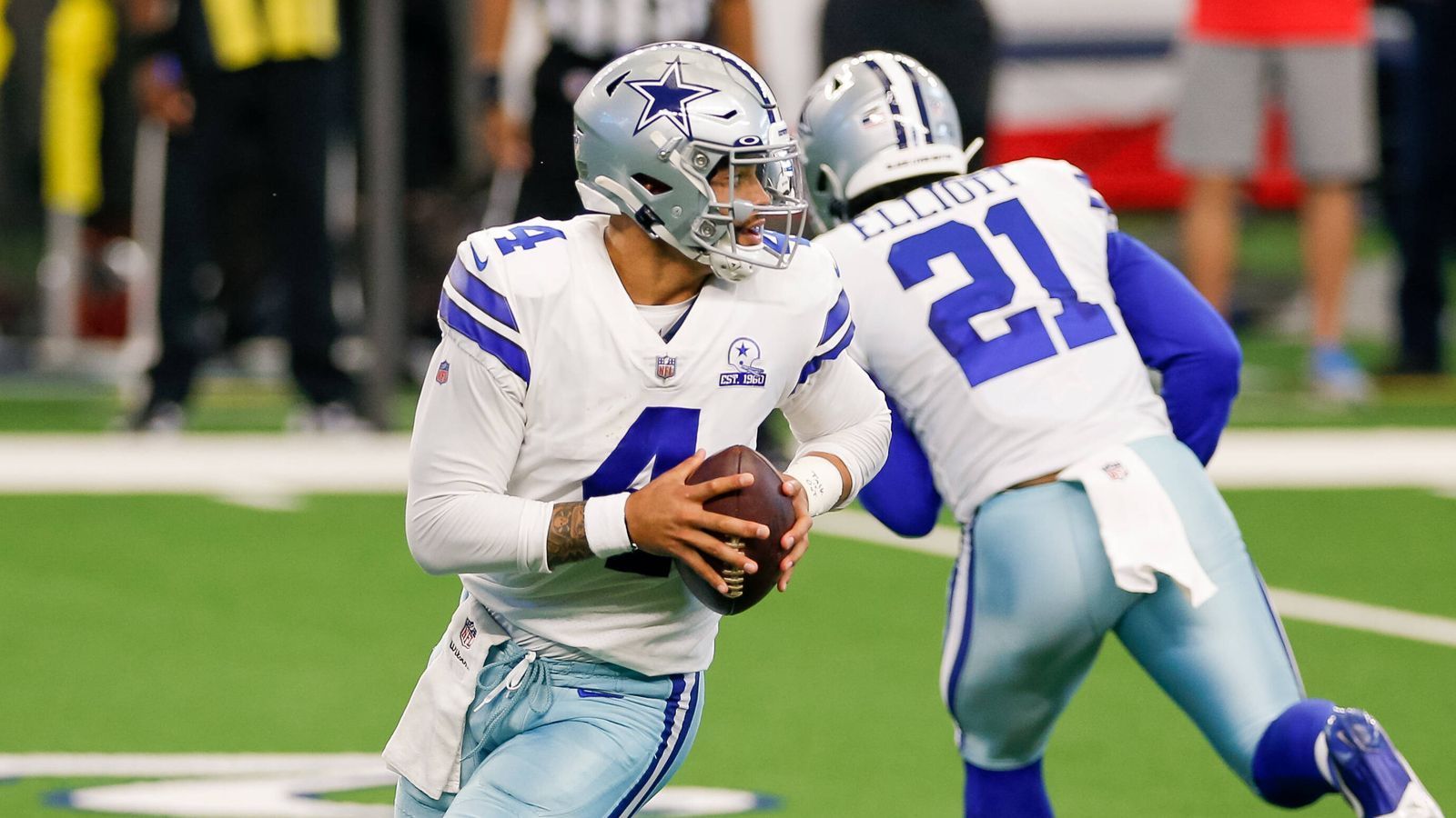 
                <strong>Wie gut in Form ist Dak Prescott?</strong><br>
                "Dak is back" – und bei den Dallas Cowboys steigt die Vorfreude. Denn der Quarterback hat bekanntlich im März seinen Mega-Vertrag bekommen. Das Thema ist also vom Tisch, Prescott dürfte als einer der Top-Verdiener der Liga und mit einem langfristigen Arbeitspapier ausgestattet top motiviert sein. Die großen Fragen, die sich im Camp stellen werden: Wie fit ist er nach seiner schweren Knöchelverletzung? Und wie schnell kommt er wieder in Form? Bis zu seiner Verletzung warf er für ganz starke 1.856 Yards und kam auf neun Passing sowie drei Rushing Touchdowns.
              