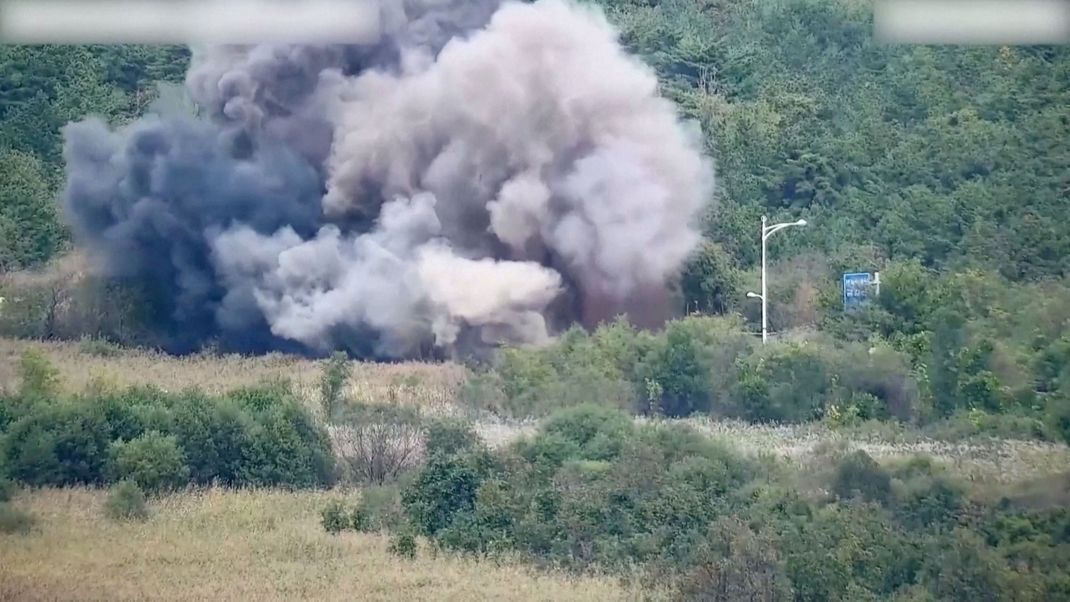 Offenbar sprengt Nordkorea Straßenverbindungen nach Südkorea, wie diese Aufnahme aus einem Video zeigen soll.