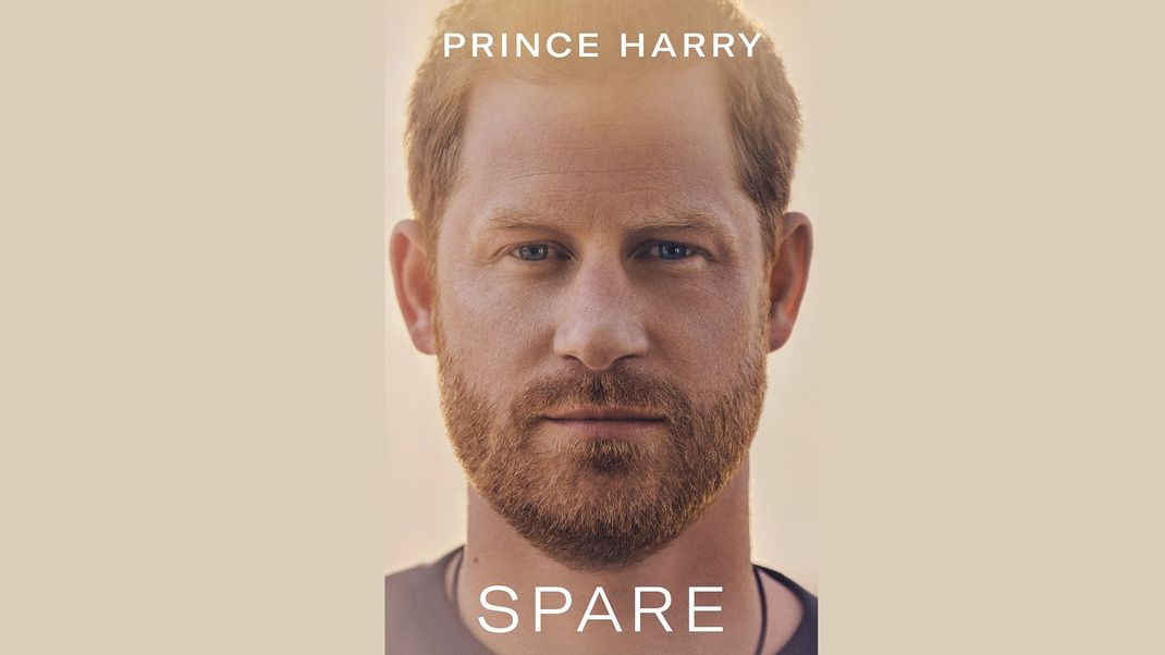 Das Cover von Prinz Harrys Buch zeigt ihn entschlossen in die Kamera blickend. Eine Entschlossenheit, die ihm in den turbulenten Zeiten, die Meghan und er gerade durchmachen, helfen könnte.