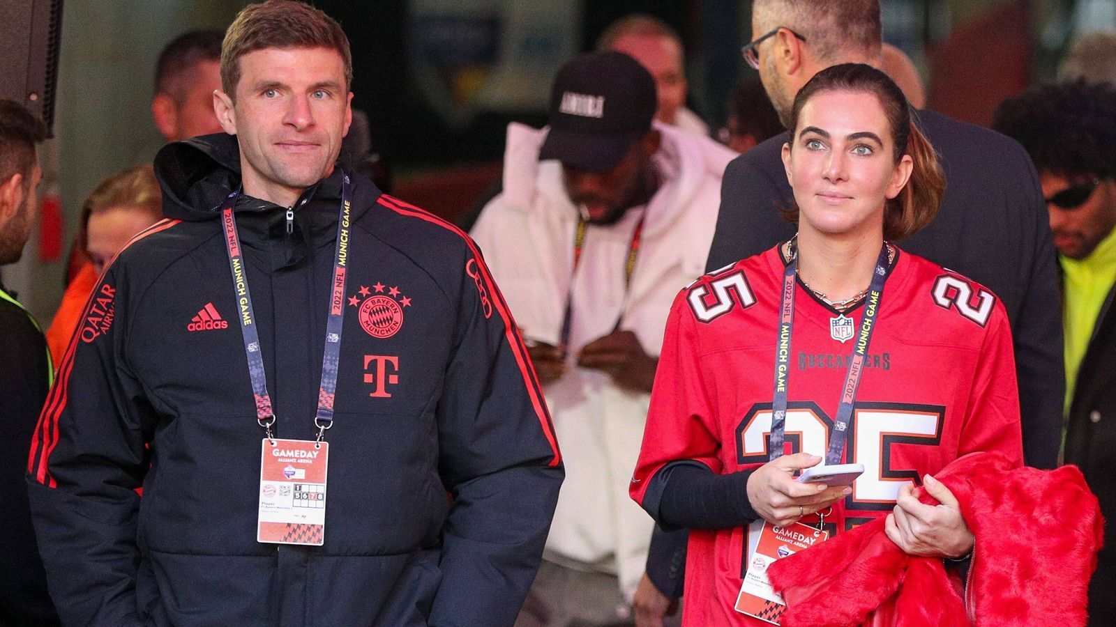 
                <strong>Thomas Müller</strong><br>
                Thomas Müller hat auch seine Frau Lisa mitgebracht. Sie drückt Tom Brady und Co. die Daumen.
              