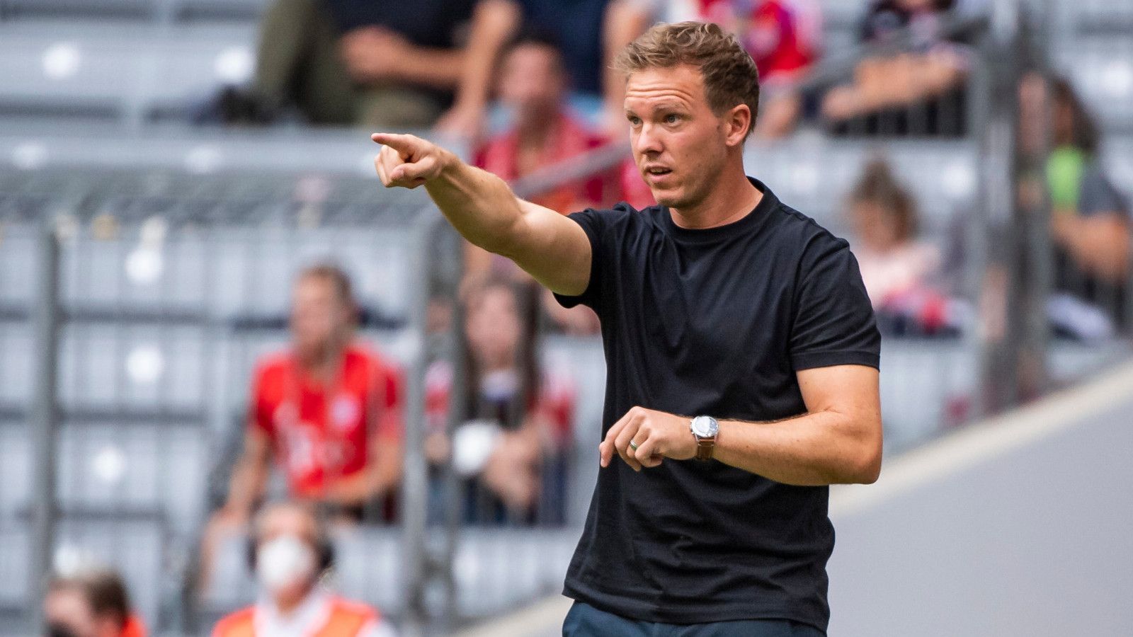 
                <strong>Platz 3: Julian Nagelsmann (FC Bayern München)</strong><br>
                Bitterer Start für den neuen Bayern-Coach, der in diesem Ranking von Platz zwei auf drei abrutscht. Grund ist der neue "Sexiest Coach" - aber dazu später. Nagelsmann wurde mit seinem Wechsel von Leipzig nach München zum teuersten Trainer aller Zeiten. Geholfen hat ihm das in seiner Beliebtheit bei den Erotik-Fans aber nicht. Dennoch: Der 34-Jährige bleibt in den Top drei.
              