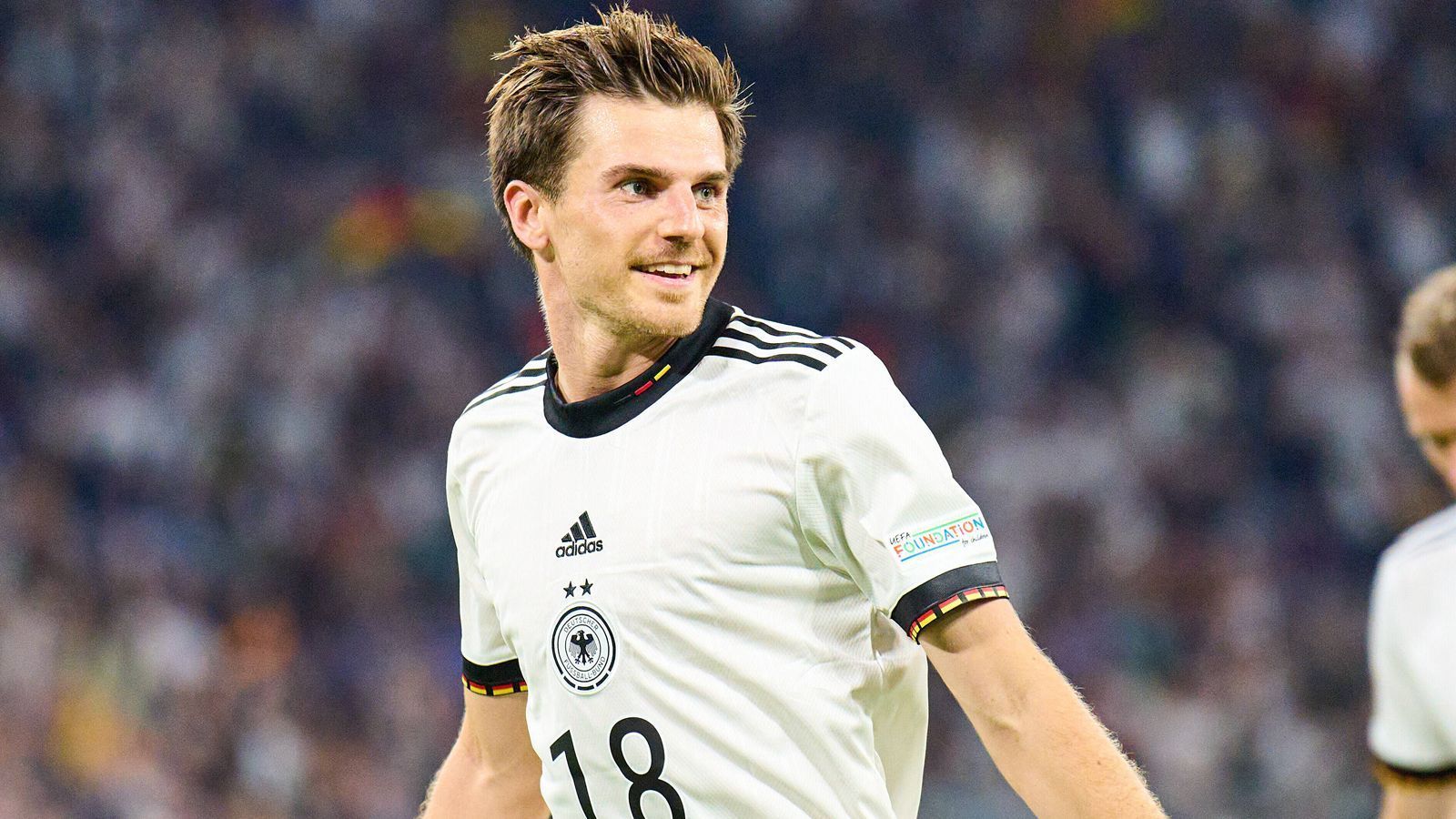 
                <strong>Gewinner: Jonas Hofmann</strong><br>
                Jonas Hofmann entwickelt sich unter Hansi Flick zum Durchstarter der Nationalmannschaft. Gegen England und Ungarn erzielte er die beiden einzigen Tore der DFB-Auswahl. Beim 5:2 gegen Italien legte er mit einer Vorlage nach. Kam er unter dem ehemaligen Bundestrainer Joachim Löw lediglich zu drei Länderspielen, ist er unter Flick nun eine feste Größe. Sieht man einmal von den beiden Länderspielen im März ab, als der Flügelspieler wegen eines Muskelfaserrisses ausfiel, wurde er in allen Spielen von Flick eingesetzt. In neun dieser elf Partien stand er in der Startelf.  
              