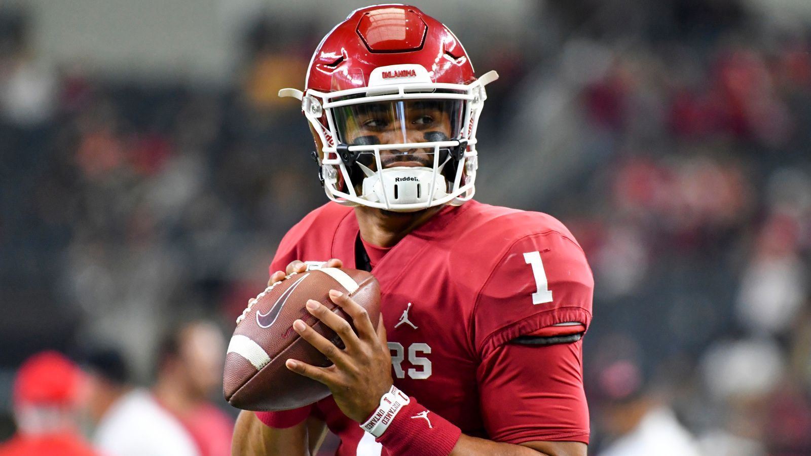 
                <strong>Oklahoma Sooners - Jalen Hurts (Quarterback) </strong><br>
                Jalen Hurts spielte drei Spielzeiten für die Alabama Crimson Tide, wurde allerdings von Tua Tagovailoa als Starting-Quarterback verdrängt und wechselte zur Saison 2019 zu den Oklahoma Sooners. Dort trumpft der 21-Jährige nun auf, brachte diese Saison 71,8 Prozent seiner Pässe an und warf 32 Touchdown-Pässe bei 7 Interceptions. Zudem ist er ähnlich wie sein Vorgänger Kyler Murray ein sehr mobiler Quarterback, erlief unglaubliche 1255 Yards und 18 Touchdowns. Ebenfalls beeindruckend sind sein Kampfgeist und seine Gewinnermentalität. Hurts dürfte auch in der NFL seinen Weg gehen.
              