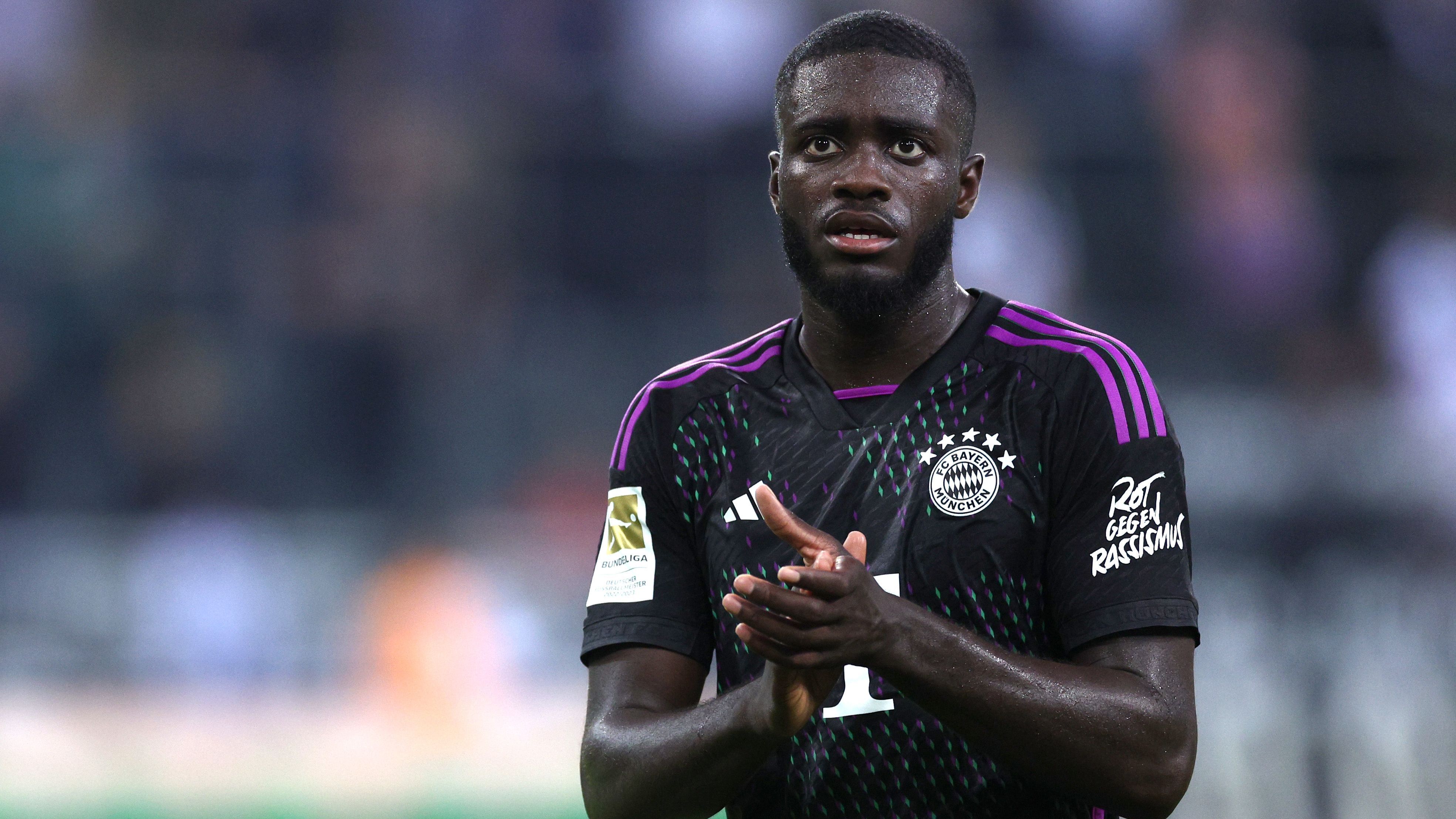 <strong>Dayot Upamecano</strong><br>Im Gegensatz zu seinen vielfach überforderten Nebenmännern ist Upamecano nur schwer zu überwinden, gewinnt viele wichtige Zweikämpfe und bringt seine Schnelligkeit gut zur Geltung. Allerdings hat er Glück, in der 73. Minute nicht mit Gelb-Rot vom Platz gestellt zu werden. <strong>ran-Note: 3</strong>