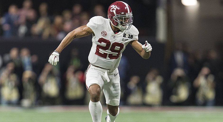 
                <strong>10. Pick - Oakland Raiders: S Minkah Fitzpatrick</strong><br>
                Die Raiders müssen die Defense auf ein neues Level heben, wenn sie den Traum vom Super Bowl wahr machen wollen. Einer, der ihnen definitiv dabei helfen kann, ist Safety Minkah Fitzpatrick von Alabama. Fitzpatrick war jedes Jahr unter den Top Defensive Backs. Er hatte schon in seinem ersten Jahr neun Interceptions, trug vier davon zum Touchdown zurück. Ein herausragender Blitzer und extrem gut gegen den Lauf. Er hat maßgeblich dazu beigetragen, dass Crimson Tide 2015 und 2017 die Meisterschaft gewonnen hat.
              