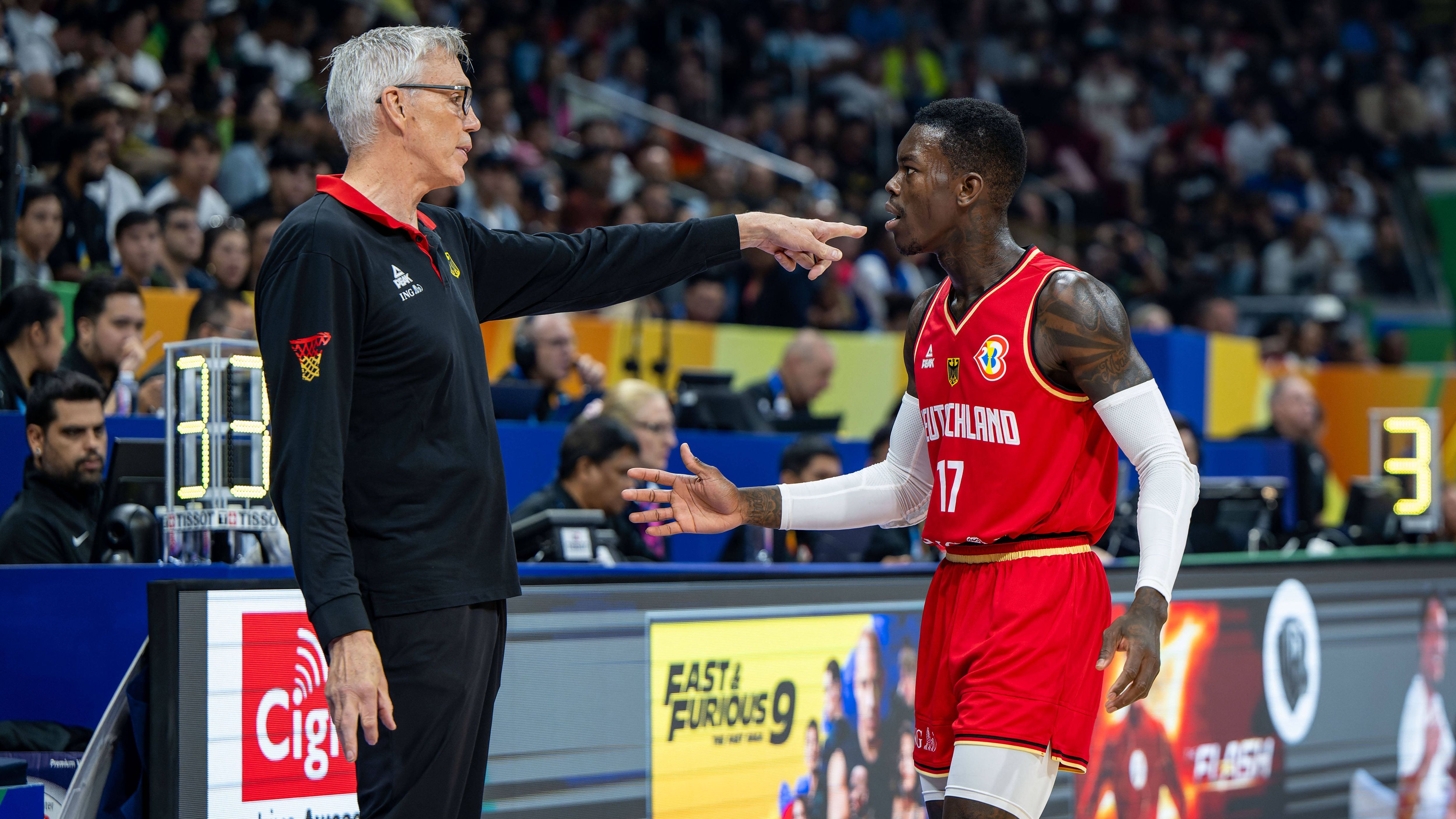 <strong>ESPN</strong><br>"Dennis Schröder war eine Waffe gegen die USA, weil er geschickt genug ist, um mit dem Ball umzugehen. In Kombination mit dem deutschen Größenvorteil führte dies zu einer Flut von hochprozentigen Würfen. Und das war nicht zu überstehen."