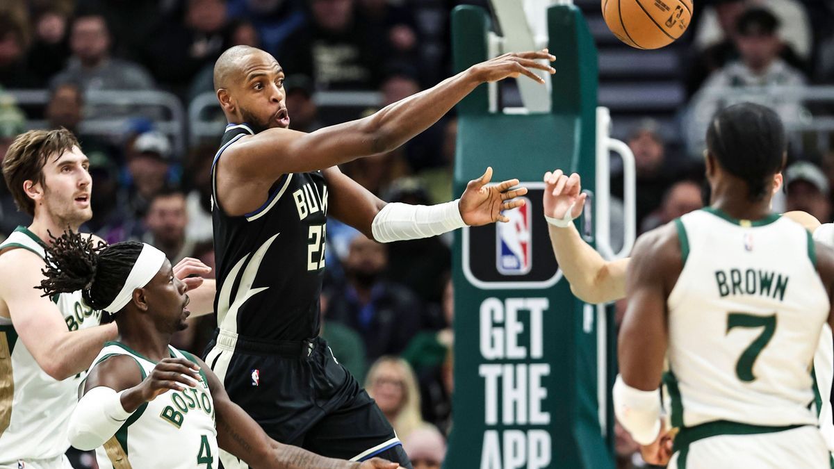 (240112) -- MILWAUKEE, Jan. 12, 2024 -- Milwaukee Bucks forward Khris Middleton (3rd L) throws a pass during the NBA, Basketball Herren, USA regular season game between Milwaukee Bucks and Boston C...