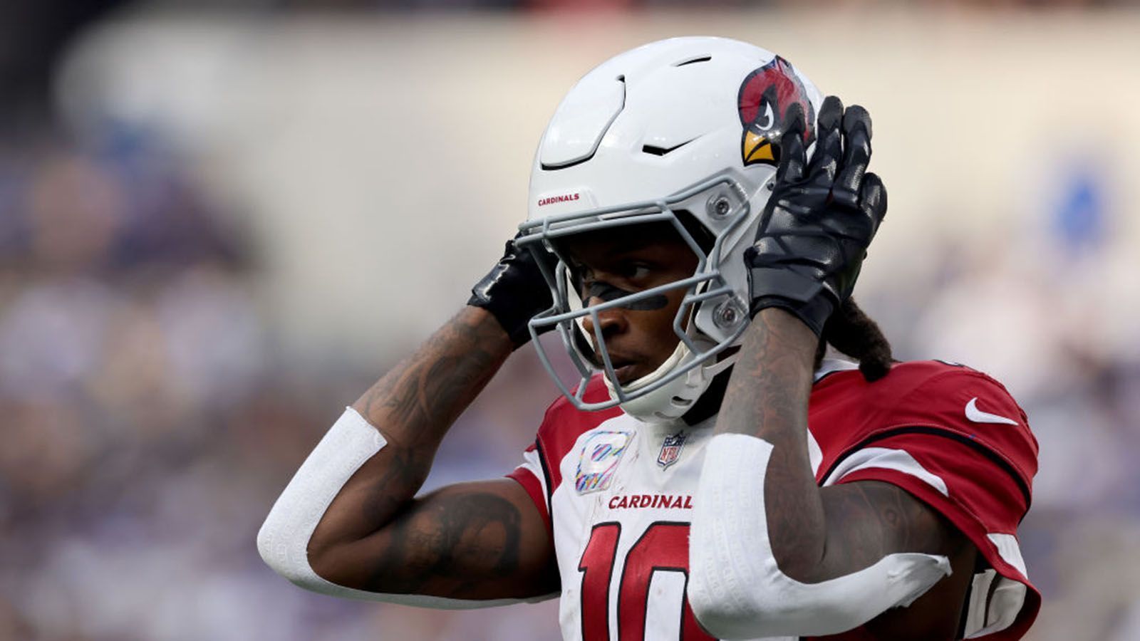 
                <strong>DeAndre Hopkins (Arizona Cardinals)</strong><br>
                In seiner Karriere hat DeAndre Hopkins bereits 746 Receptions auf dem Konto und das im Alter von 29 Jahren und kommenden Sonntag dann 126 Tagen. Gelingt dem Wide Receiver gegen die 49ers ein weiterer Catch, wäre er der Spieler mit den meisten gefangenen Pässen vor der 30-Jahre-Grenze. Die Bestmarke hält er noch gemeinsam mit seinem letztjährigen Teamkollegen Larry Fitzgerald, der ebenfalls auf 746 Receptions vor seinem 30. Geburtstag kam.
              