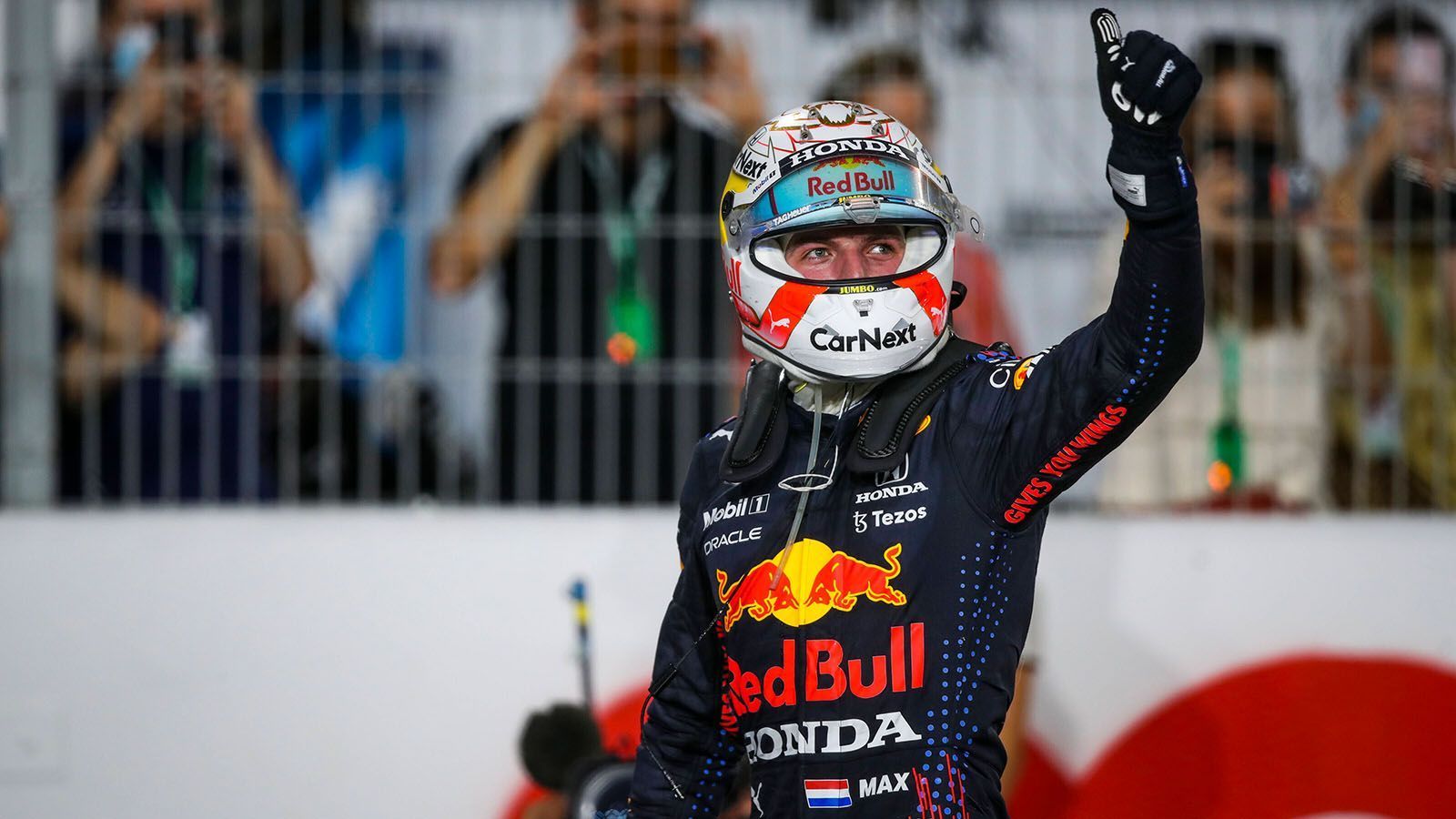 
                <strong>Gewinner: Max Verstappen</strong><br>
                Was hätte alles passieren können, nachdem die Strafversetzung um fünf Plätze gegen Max Verstappen bekannt wurde? Die WM-Führung hätte der Niederländer verlieren können, in der Konstrukteurswertung hätte es eine heftige Abreibung von Mercedes geben können. Doch nichts davon geschah, weil Verstappen am Start zauberte und sich insgesamt von Platz sieben auf Rang zwei nach vorne kämpfte. Zusätzlich sicherte er sich noch die schnellste Runde und geht mit einem schmalen Polster von acht Punkten Vorsprung auf Hamilton in die letzten beiden Rennen. Es hätte aber auch ganz anders kommen können. Doch Verstappen hat einmal mehr bewiesen, warum er 2021 um den Titel fährt.
              
