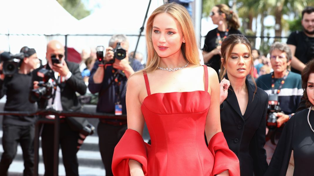 Bei den Filmfestspielen in Cannes vereint Jennifer Lawrence bei ihrem Auftritt auf dem Red Carpet Coolness und Glamour.