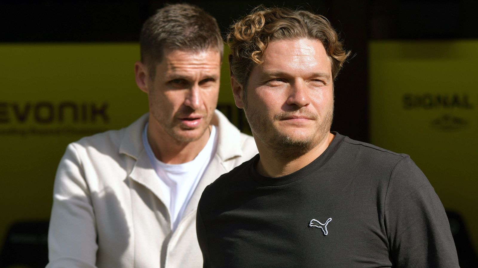 <strong>Borussia Dortmund</strong><br>Edin Terzic und Sebastian Kehl schielen für den Januar wohl auf einen oder gar mehrere neue Außenverteidiger. Sowohl links als auch rechts hinten sind die Dortmunder dünn aufgestellt. Zudem gibt es Gerüchte, dass man mit Marius Wolf nur noch bis zum Saisonende plant. Auch Donyell Malen könnte der BVB abgeben. Im Winter könnten zudem Thomas Meunier, Mateu Morey oder Youssoufa Moukoko (Leihe) die Borussia verlassen.