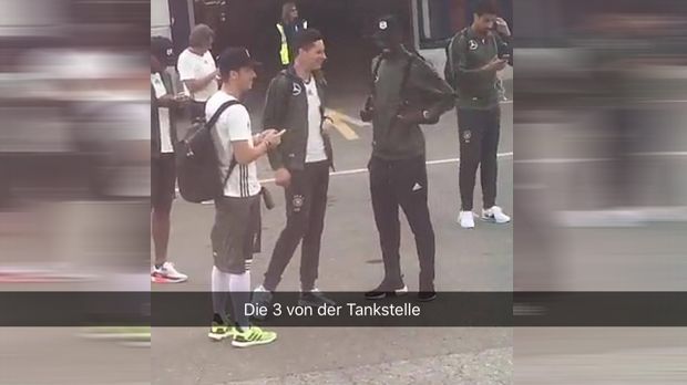 
                <strong>Snapchat-Geschichte des Lukas Podolski</strong><br>
                Mesut Özil, Julian Draxler und Antonio Rüdiger (von links) warten auf den Bus. Podolski quittiert die lässige Haltung der Mitspieler mit einem Snapchat-Spruch. Ob die Jungs überhaupt wissen, was der Offensiv-Spieler so über sie postet?
              