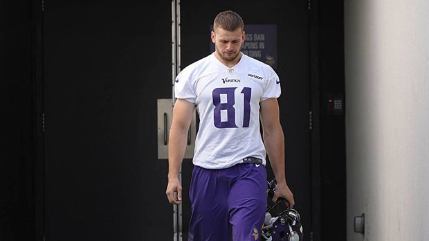 
                <strong>Moritz Boehringer</strong><br>
                Moritz Böhringer: 1,93 m groß, über 100 Kg schwer und verdammt schnell. Physisch gesehen bringt Böhringer alles mit, um in der NFL bestehen zu können. Aber Böhringer hat in Deutschland auf einem deutlich niedrigeren Niveau gespielt. Er muss lernen gegen gut ausgebildete Cornerbacks zu bestehen und ein aufwändiges Playbook verstehen. Wenn die Vikings die Geduld dafür haben, kann er es in den 53-Mann-Kader schaffen. Falls er in den Practice Squad aufgenommen wird, haben auch andere Teams die Möglichkeit, ihn zu verpflichten.
              