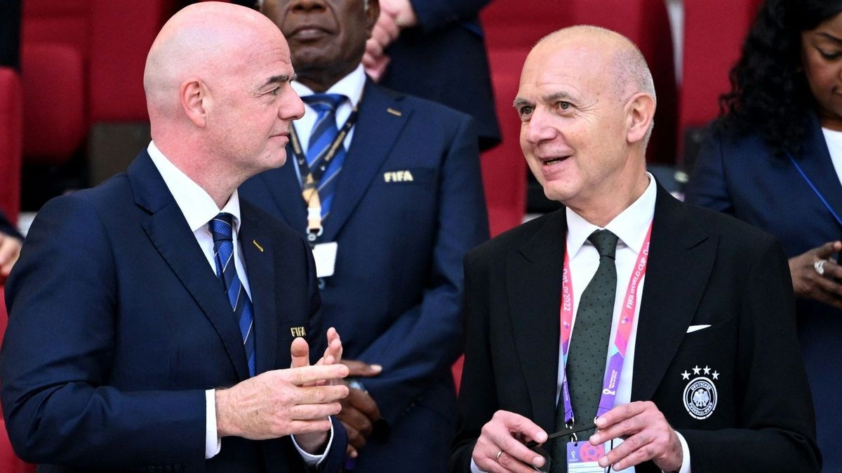 Neuendorf (r.) neben FIFA-Chef Infantino 2022 in Katar