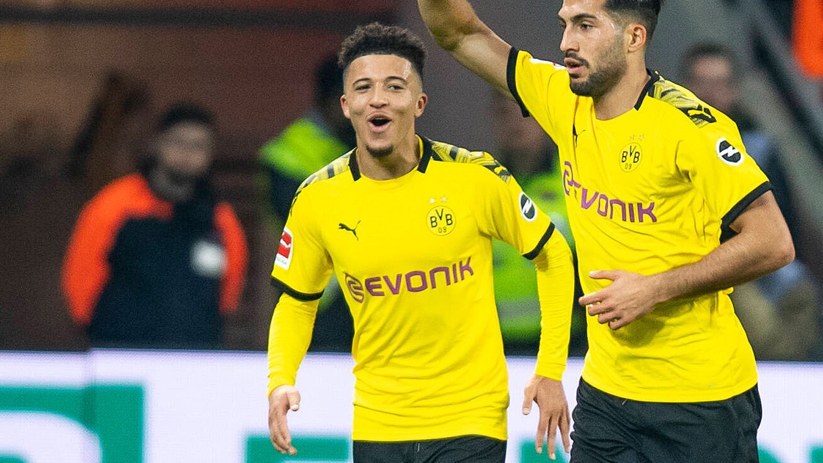 
                <strong>Jadon Sancho</strong><br>
                Auffälligster Spieler auf Seiten der Schwarz-Gelben. Sorgt auf seinem linken Flügel von der ersten Minute an für Wirbel und Gefahr. Beweist dabei auch ein gutes Auge für besser positionierte Mitspieler. Holt sich die Bälle weit hinten und lässt seine Gegenspieler im Dribbling uralt aussehen. Schönster Spielzug in der 42. Minute, als er sich im Zusammenspiel mit Guerreiro bis zum Strafraum durchtankt, dort Witsel freistehend im 16er anspielt, der seinen Volleyschuss jedoch nicht kontrolliert. In der 52. Minute mit einem traumhaften Treffer, den er sich selbst in Kooperation mit Hakimi vorbereitet, doch der VAR annulliert das 3:2, weil der eingewechselte Reyna Lars Bender im Vorfeld zu Boden zieht. Auch wenn das Spiel am Ende nicht gewonnen wird, Sancho ragt heraus. ran-Note: 1
              