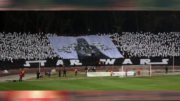 
                <strong>Star-Wars-Choreografie der Sofia-Fans</strong><br>
                Am 17. Dezember 2015 kam der neue Star-Wars-Film "The Force Awakens" in die Kinos und die Fans von ZSKA Sofia konnten es wohl kaum noch abwarten. Im Spiel gegen Sozopol zeigten die Anhänger eine beeindruckende Choreografie passend zum Film. Vor dem Spiel packten die bulgarischen Fans "Stormtrooper"-Masken an und entrollten ein "Darth-Vaider"-Plakat.
              