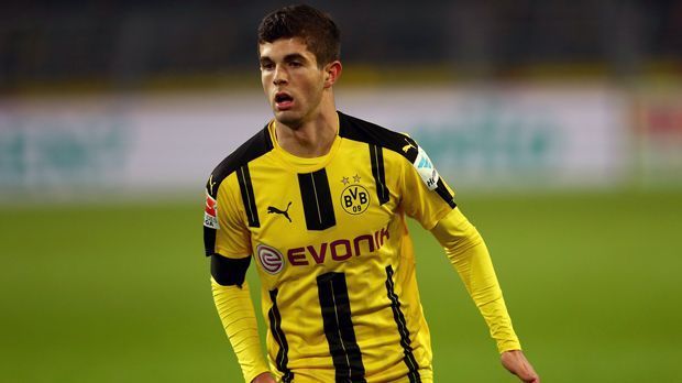 
                <strong>Christian Pulisic (Borussia Dortmund)</strong><br>
                Christian Pulisic (Borussia Dortmund): Der US-Amerikaner ist kein Neuzugang des BVB, aber umso mehr ein Aufsteiger der bisherigen Saison. Nachdem Pulisic in der Vorsaison auf neun Einsätze kam, durfte er alleine in der Bundesliga in der laufenden Spielzeit schon zwölf Mal ran. Dabei steuerte der 18-Jährige immerhin sechs Scorerpunkte bei. Kein Wunder, dass angeblich Liverpool ein Auge auf ihn geworfen haben soll. "Wir haben ganz klar kommuniziert, dass wir Christian nicht abgeben - und weiter mit ihm planen. Liverpool kann sich ein Angebot sparen", erteilte BVB-Sportdirektor Michael Zorc via "Bild" aber eine klare Absage Richtung England.
              