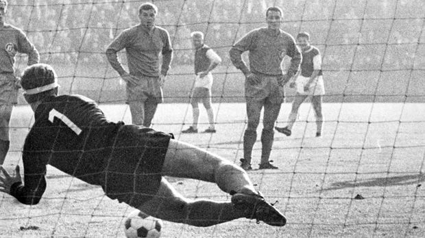 
                <strong>Karlsruher SC</strong><br>
                Karlsruher SC: Immerhin befindet sich Gladbach in guter Gesellschaft mit sechs anderen Teams. Bereits im Gründungsjahr der Bundesliga, 1963/1964, gibt es einen krassen Fehlstart. Der KSC macht es wie aktuell Gladbach und verliert die ersten fünf Saisonspiele in Serie. Am Ende aber bleibt der KSC auf Platz 13 doch in der Liga. 
              