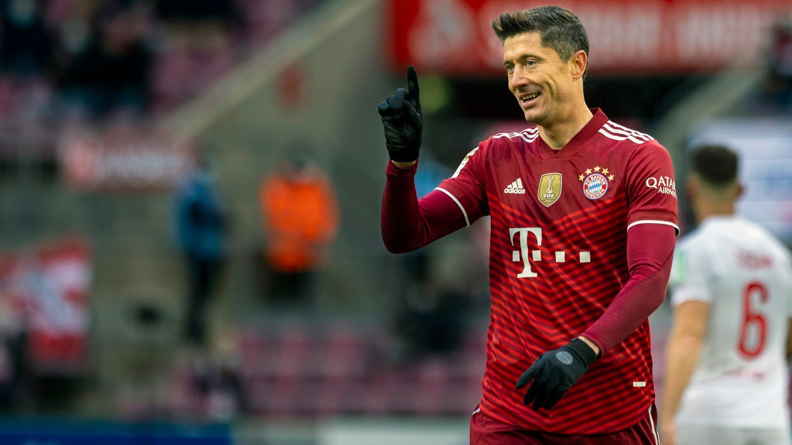 
                <strong>Die Top 10 der Bundesliga-Torjäger</strong><br>
                Er trifft und trifft und trifft. Robert Lewandowski hat mit seinem Dreierpack am 19. Spieltag der Bundesliga 2021/2022 nun 300 Treffer in Deutschlands Fußball-Oberhaus erzielt. Knackt er den ewigen Rekord von Gerd Müller (365 Tore) noch? ran zeigt die Top 10 der ewigen Bundesliga-Torschützenliste. (Stand: 15. Januar 2022)
              