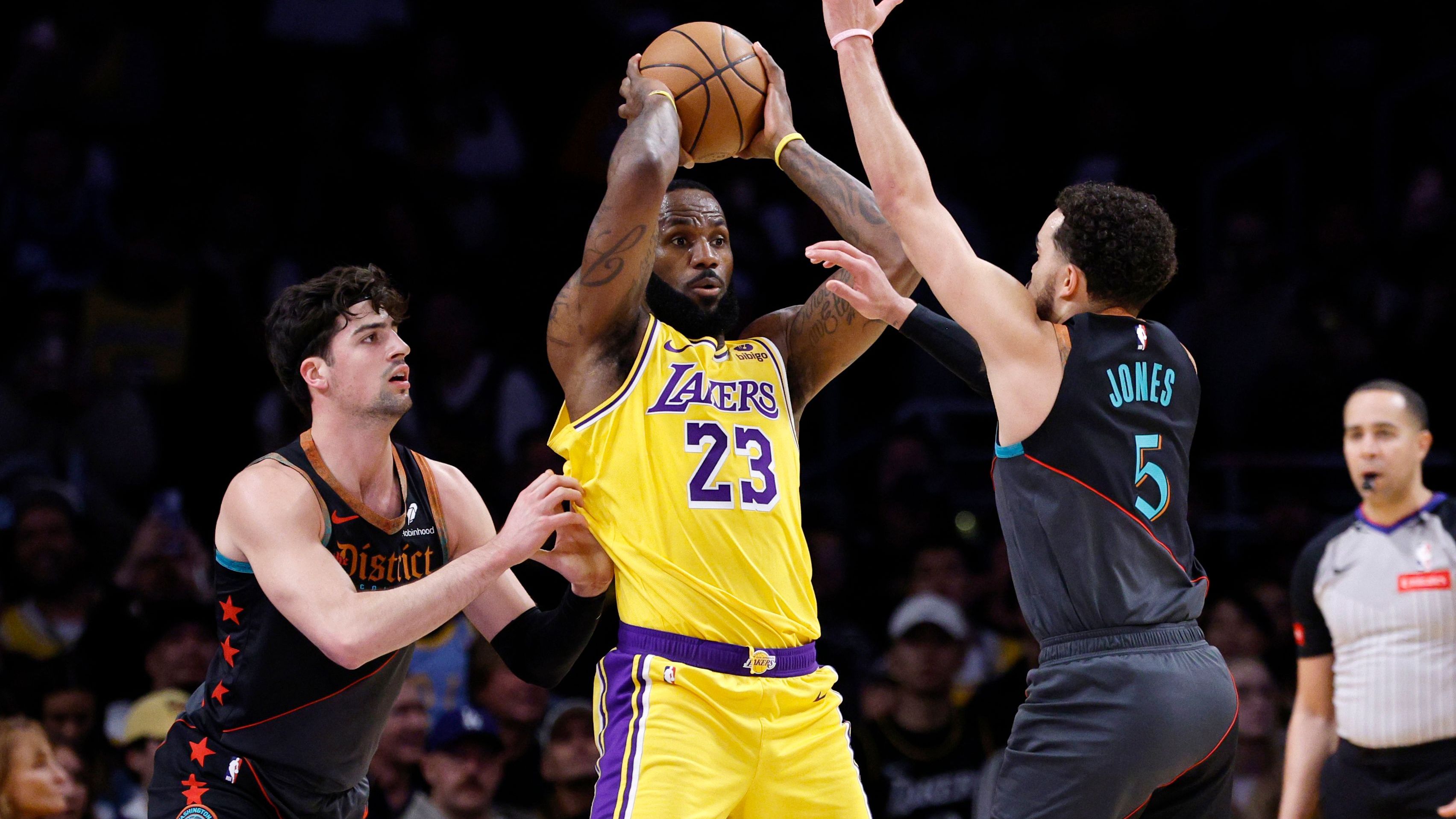 <strong>Platz 10 -&nbsp;Los Angeles Lakers (zuvor Rang 12, 33:28)<br></strong> Es war DER bisherige Signature-Win der Lakers-Saison. Mit 21 Punkten lag die LeBron-Truppe im letzten Viertel bereits hinten. Dann übernahm der King, traf alles von draußen und führte seine Farben zum wichtigen Derby-Sieg gegen die Clippers. In der Tabelle beträgt der Rückstand auf Rang 5 nur noch drei Spiele. Gegen die Nuggets wird LeBron die 40.000 Punkte knacken.