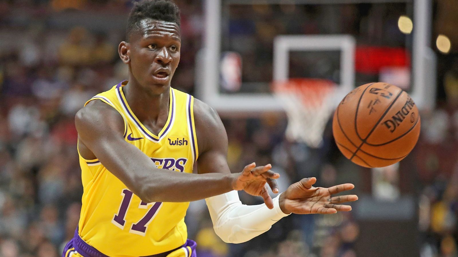 
                <strong>Isaac Bonga (Los Angeles Lakers)</strong><br>
                Isaac Bonga ist der zweite deutsche Spieler, der vom Team um LeBron James gepickt wurde. Von seiner Heimat Koblenz wechselte der 18-jährige Point Guard zu den Fraport Skyliners. Im Frühjahr meldete er sich für den NBA-Draft an, in dem er von den Los Angeles Lakers in der zweiten Runde an 39. Stelle gepickt wurde. Bonga überzeugte im vergangenen Pre-Season-Spiel gegen die Golden State Warriors, als er 32 Minuten spielte und sich mit zwölf Punkten, neun Rebounds und fünf Assists belohnte. 
              