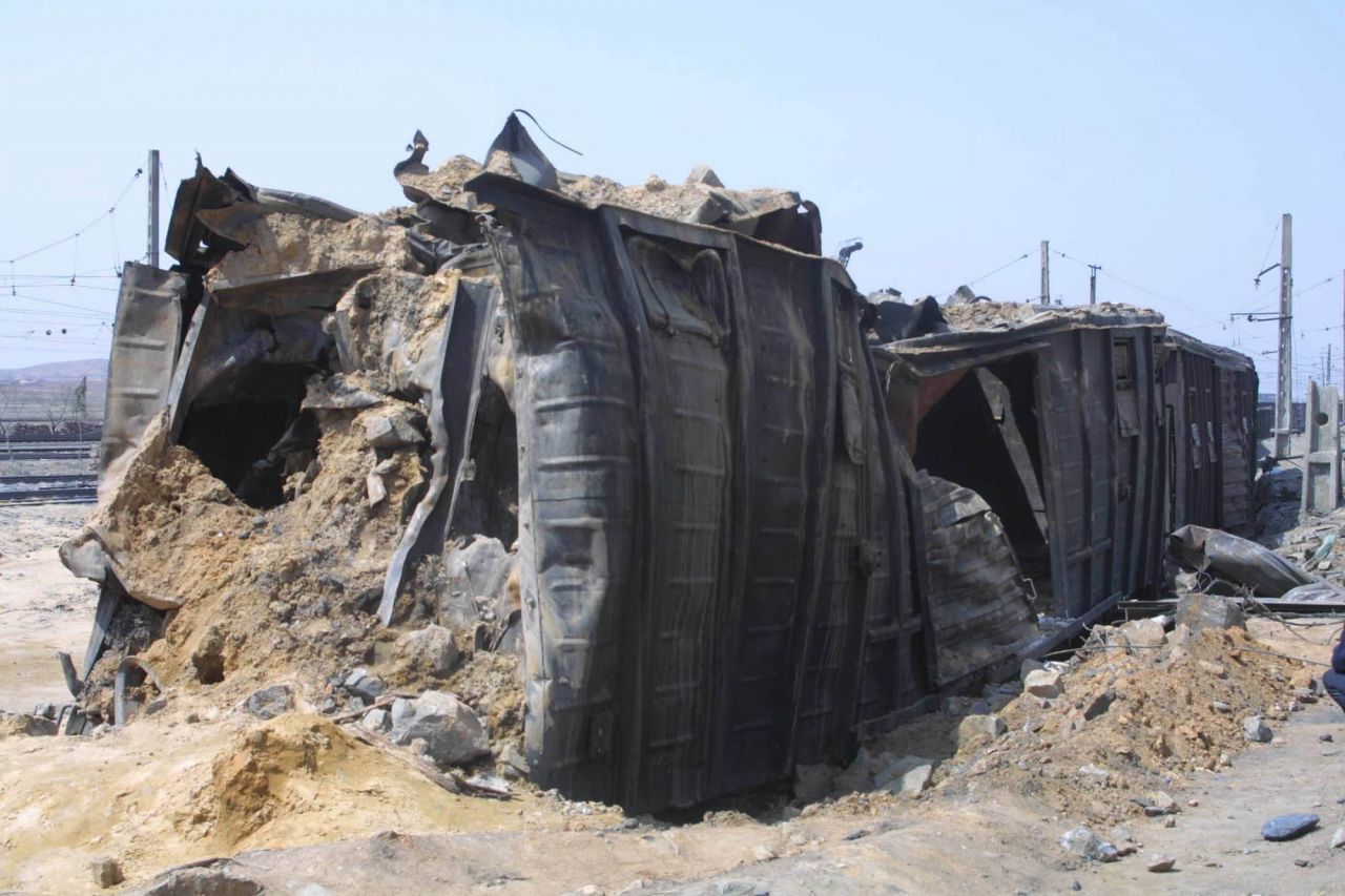 2004, Nordkorea: Bei Ryongchŏn explodiert ein mit Ammonium-Nitrat beladener Zug. Mindestens 161 Menschen werden getötet, etwa 1.300 verletzt und ungefähr 40 Prozent der Innenstadt zerstört.