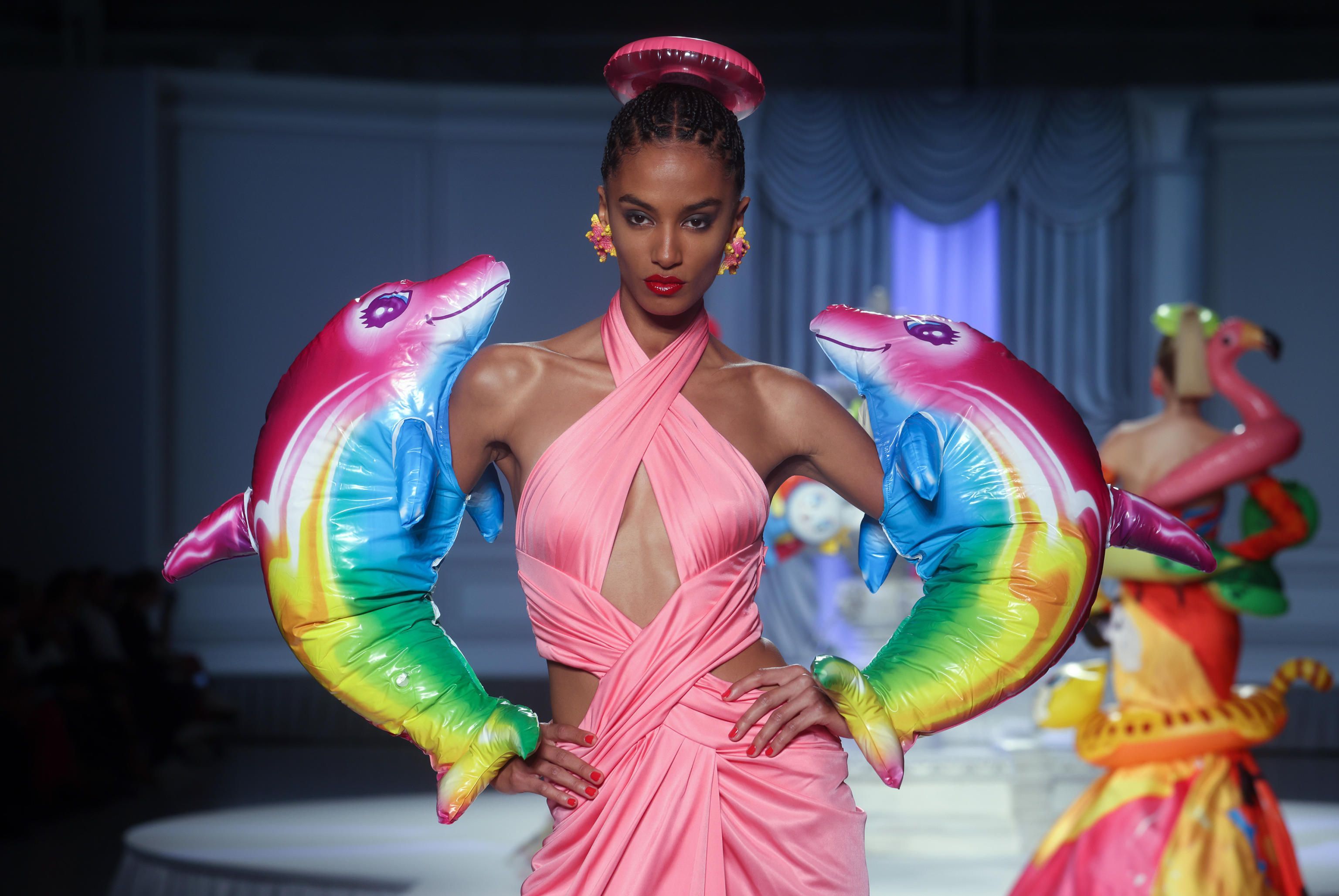 Schwimmärmchen oder doch Folienballons - Ein rätselhaftes Outfit der Spring/Summer Kollektion von 2023