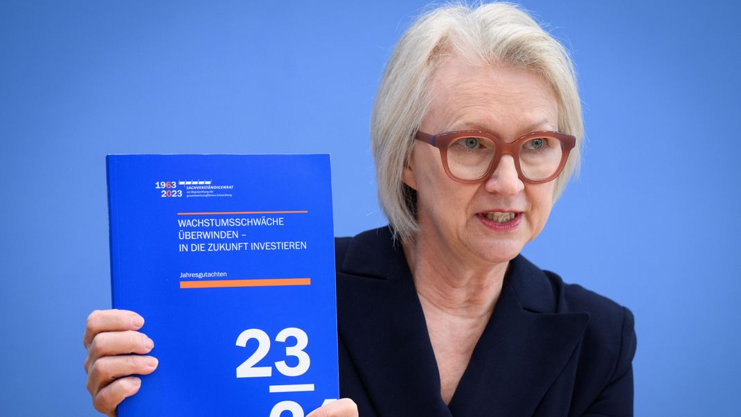 Monika Schnitzer, Vorsitzende des Sachverständigenrats zur Begutachtung der gesamtwirtschaftlichen Entwicklung, stellt in der Bundespressekonferenz das Jahresgutachten 2023/24 vor. 