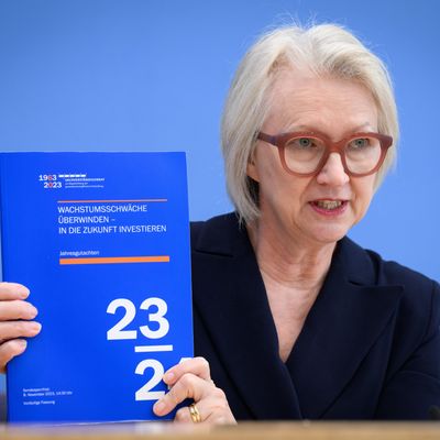 Monika Schnitzer, Vorsitzende des Sachverständigenrats zur Begutachtung der gesamtwirtschaftlichen Entwicklung, stellt in der Bundespressekonferenz das Jahresgutachten 2023/24 vor. 