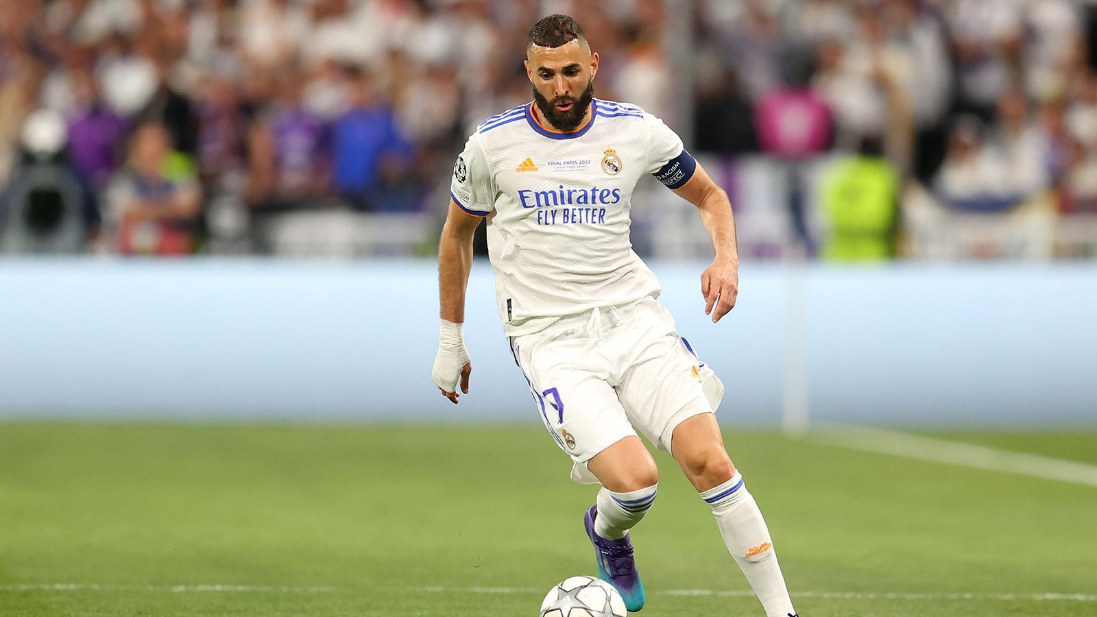 
                <strong>Mittelstürmer: Karim Benzema (Real Madrid)</strong><br>
                Wie ein guter Wein wird Karim Benzema scheinbar im Alter besser. Und wie ein guter Wein ist der Franziose bei besonders wichtigen Ereignissen zur Stelle. Der 34-Jährige schoss 44 Tore, allein 15 davon in der Champions League. Weitere 15 Treffer legte er vor und zeigte in den großen Momenten die Abgebrühtheit und Erfahrung eines Weltklasse-Stürmers.
              