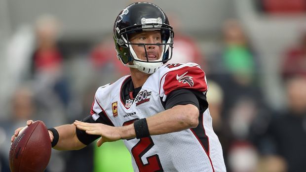 
                <strong>Matt Ryan</strong><br>
                Matt Ryan (Atlanta Falcons) - Seit seinem Liga-Eintritt haben nur zwei Spieler mehr Yards geworfen als "Matty Ice". Mittlerweile sind es 30.868 Yards insgesamt. Noch beeindruckender: Ryan wirft im Durchschnitt 259,4 Yards pro Spiel. Bleibt er gesund und hält seine Zahlen, gehört der Rekord im Jahr 2026 ihm. Dann wäre er allerdings schon 41 Jahre alt. Ob er dann noch spielt?
              