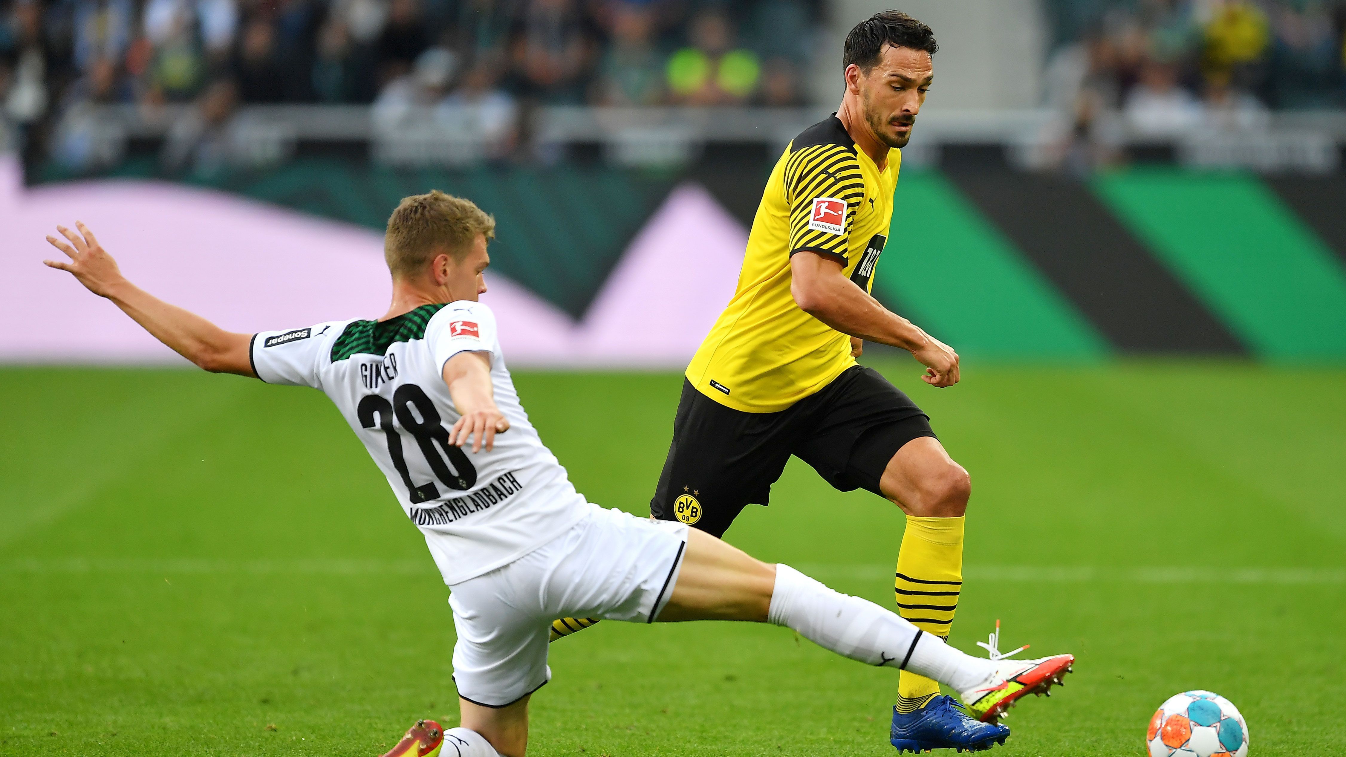 
                <strong>Mats Hummels</strong><br>
                Der BVB-Kapitän nickt nach sieben Minuten zum vermeintlichen 1:0 für den BVB ein, steht dabei aber weit im Abseits. Zeigt im Anschluss die gewohnt starke Vorwärtsverteidigung und nervt seine Gegenspieler mit giftigen, hohen Ballgewinnen. Lässt sich an diesem Abend nichts zu Schulden kommen. ran-Note: 3
              