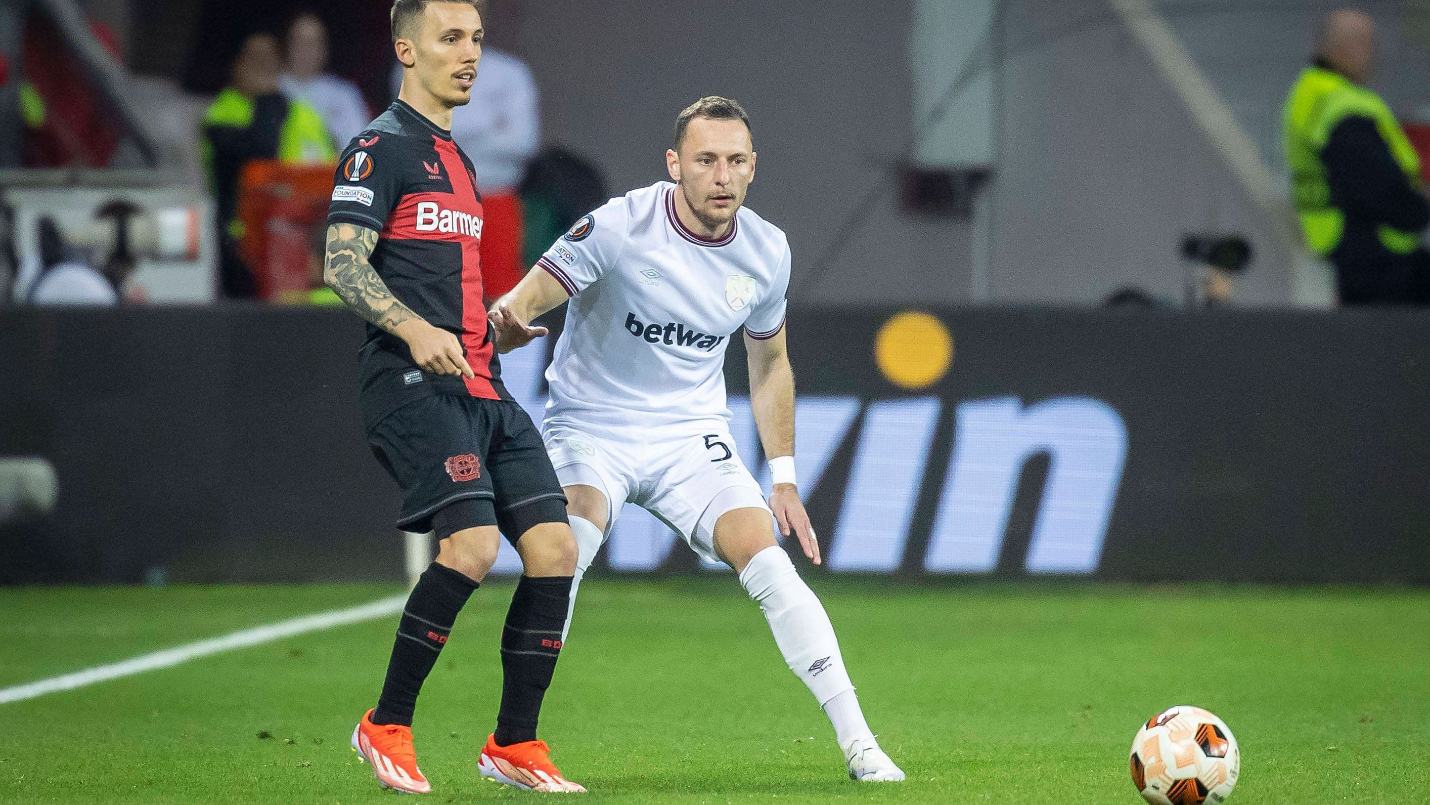 <strong>Alejandro Grimaldo</strong><br>Wuselt wie gewohnt zwischen den Linien herum, versucht es wie in der 20. Minute per Linkschuss auch mal aus 20 Metern. Rennt immer wieder an, findet die entscheidende Lücke aber auch nicht. <em><strong>ran-Note: 3</strong></em>