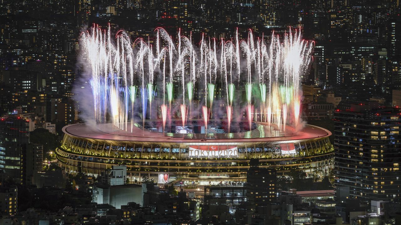 2020: Noch nie zuvor sind Paralympische Spiele ausgefallen. Wegen der Corona-Pandemie wurden sie auf 2021 verschoben. Das Foto zeigt das Nationalstadion von Tokio bei der Eröffnungsfeier am 24. August 2021. Bis zum 5. September wetteiferten dort rund 4.300 Athletinnen und Athleten in 23 Sportarten um die Medaillen.