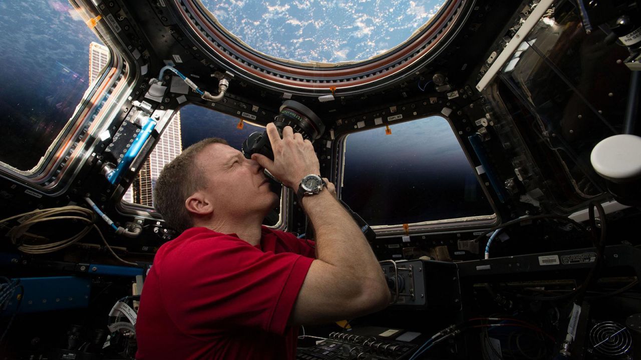 Billion Dollar View: In der Glaskuppel unterhalb der ISS vertreiben sich die Astronaut:innen am liebsten ihre kostbare Freizeit. Gut möglich, dass die meisten wegen solcher Momente diese Laufbahn eingeschlagen haben.