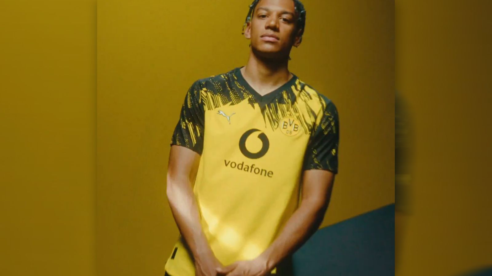 <strong>Borussia Dortmund - Heimtrikot</strong><br>Der BVB hat sein neues Heimtrikot für die Saison 2025/26 offiziell vorgestellt. Wie schon einige Leaks vermuten ließen, orientiert sich das Design an den schwarzen Zacken im Schulterbereich der Saison 1993/94. Gefallen dürfte BVB-Fans, dass der Trikotsponsor auf seine eigentlichen Firmenfarben verzichtete, das Dress also beim klassischen Schwarz-Gelb bleiben kann.