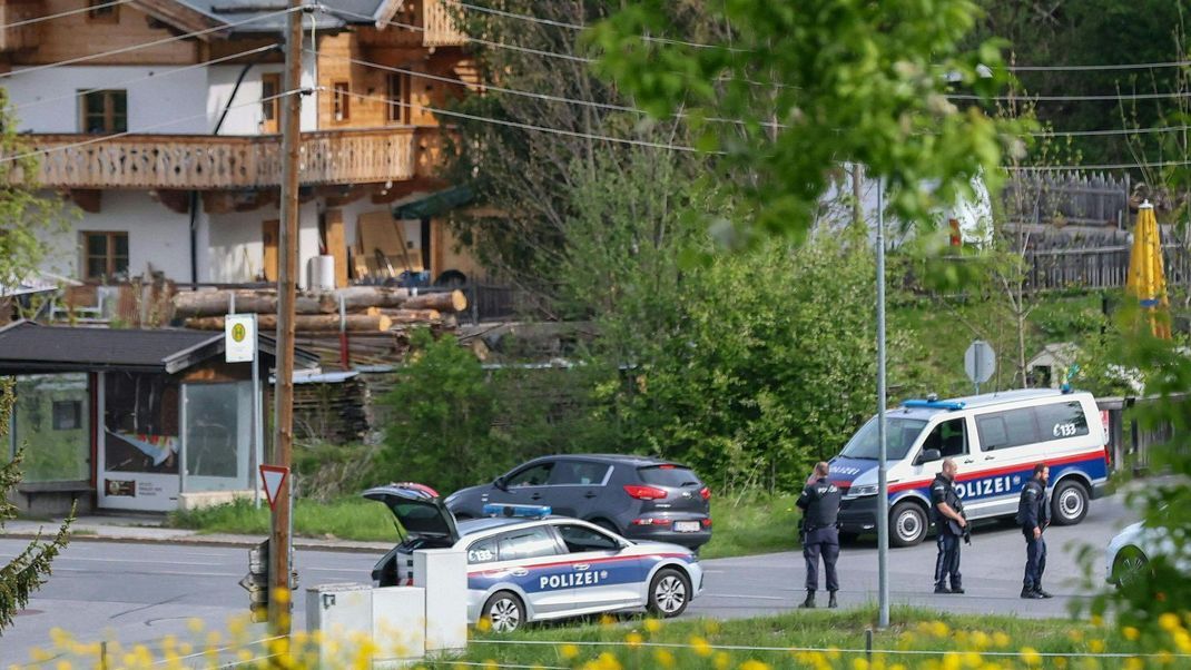 3. Mai 2025, Österreich, Maria Alm: Polizisten sind in der Nähe des Tatorts im Einsatz, nachdem in der Nacht auf Samstag ein Mann seine ehemalige Lebensgefährtin erschossen haben soll.