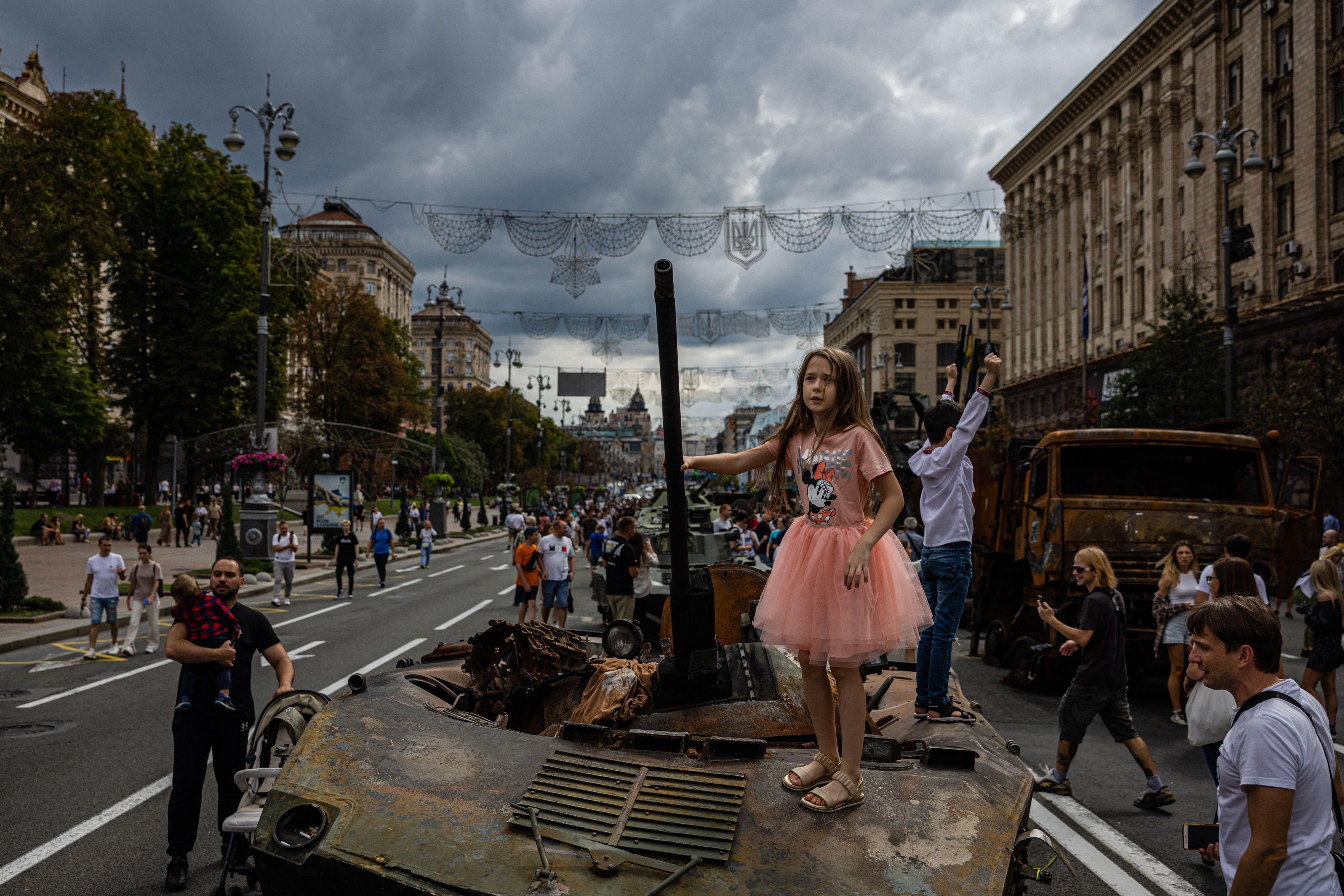 20. August: Ein ukrainisches Mädchen spielt auf einem zerstörten russischen Panzer in Kiew.  