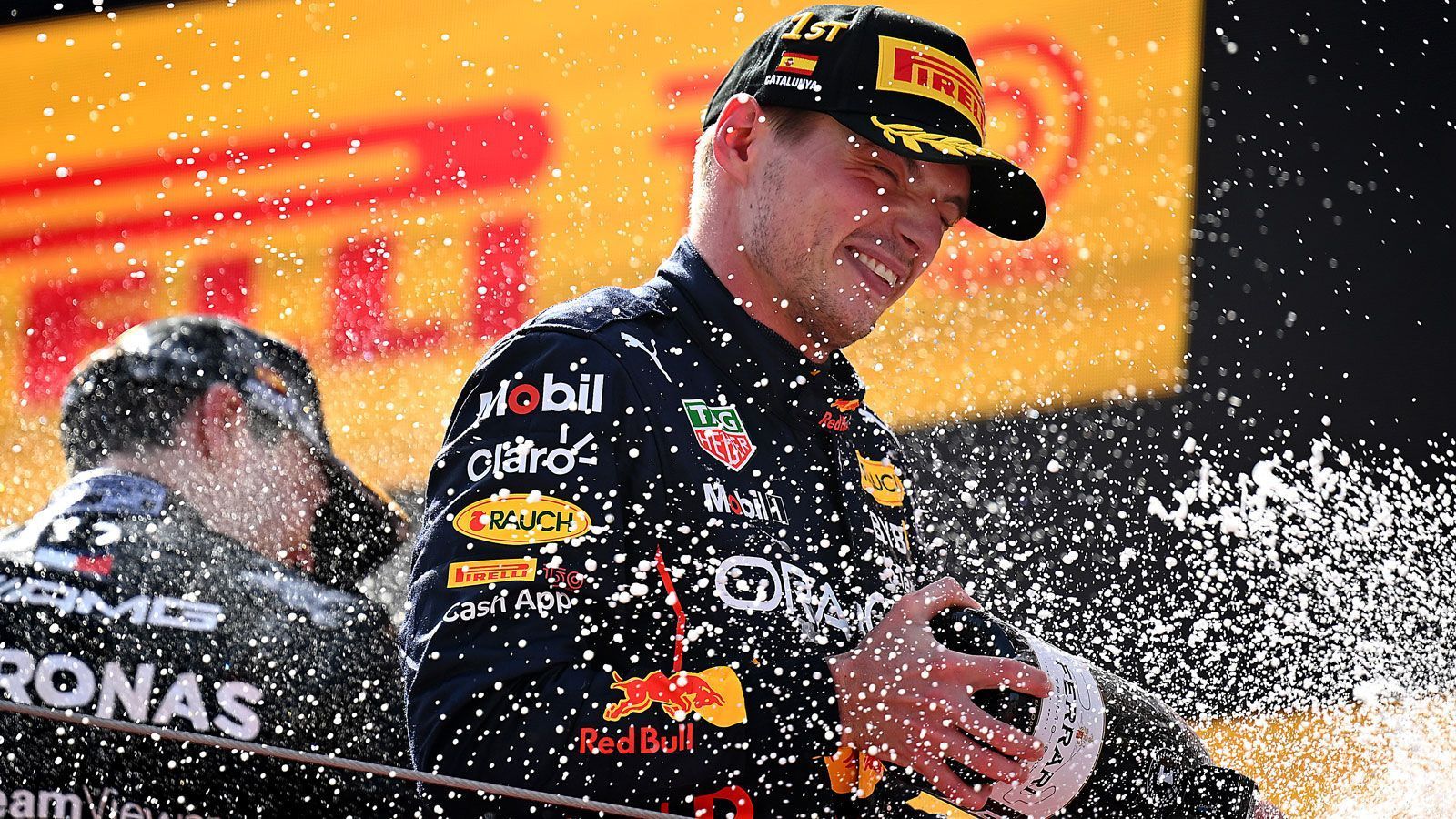 
                <strong>Gewinner: Max Verstappen</strong><br>
                Fangen wir ganz oben auf dem Podium an. Max Verstappen rast zu seinem vierten Saisonsieg, dem dritten nacheinander. Damit arbeitet sich der Titelverteidiger endgültig wieder in die Rolle des Topfavoriten vor. Besonders imponierend: In den Hauptrennen ist der 24-Jährige in diesem Jahr noch ungeschlagen, denn in Bahrain und in Australien kam er nicht ins Ziel. Auch wenn das niederländisch-österreichische Erfolgsgespann diesmal Schützenhilfe durch die Ferrari-Technik benötigt, ist spätestens jetzt klar: Wer Weltmeister werden will, muss erst einmal Verstappen schlagen.
              