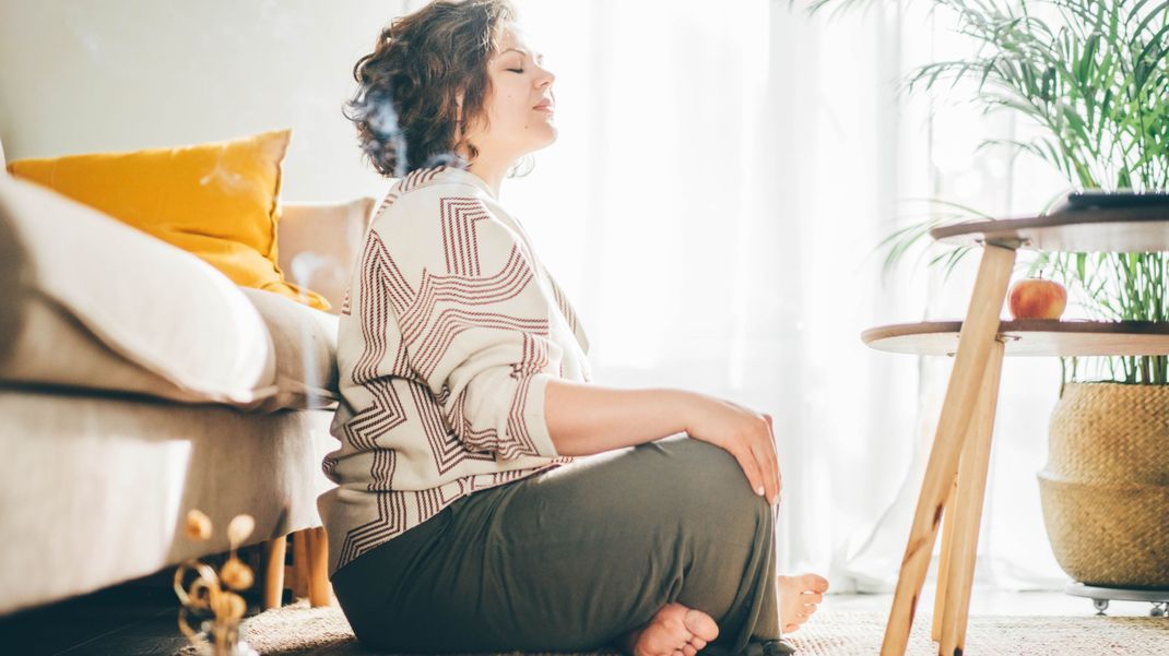 Kurze Meditations- und Achtsamkeitsübungen lassen sich mit ein wenig Routine leicht in den Alltag einbauen.