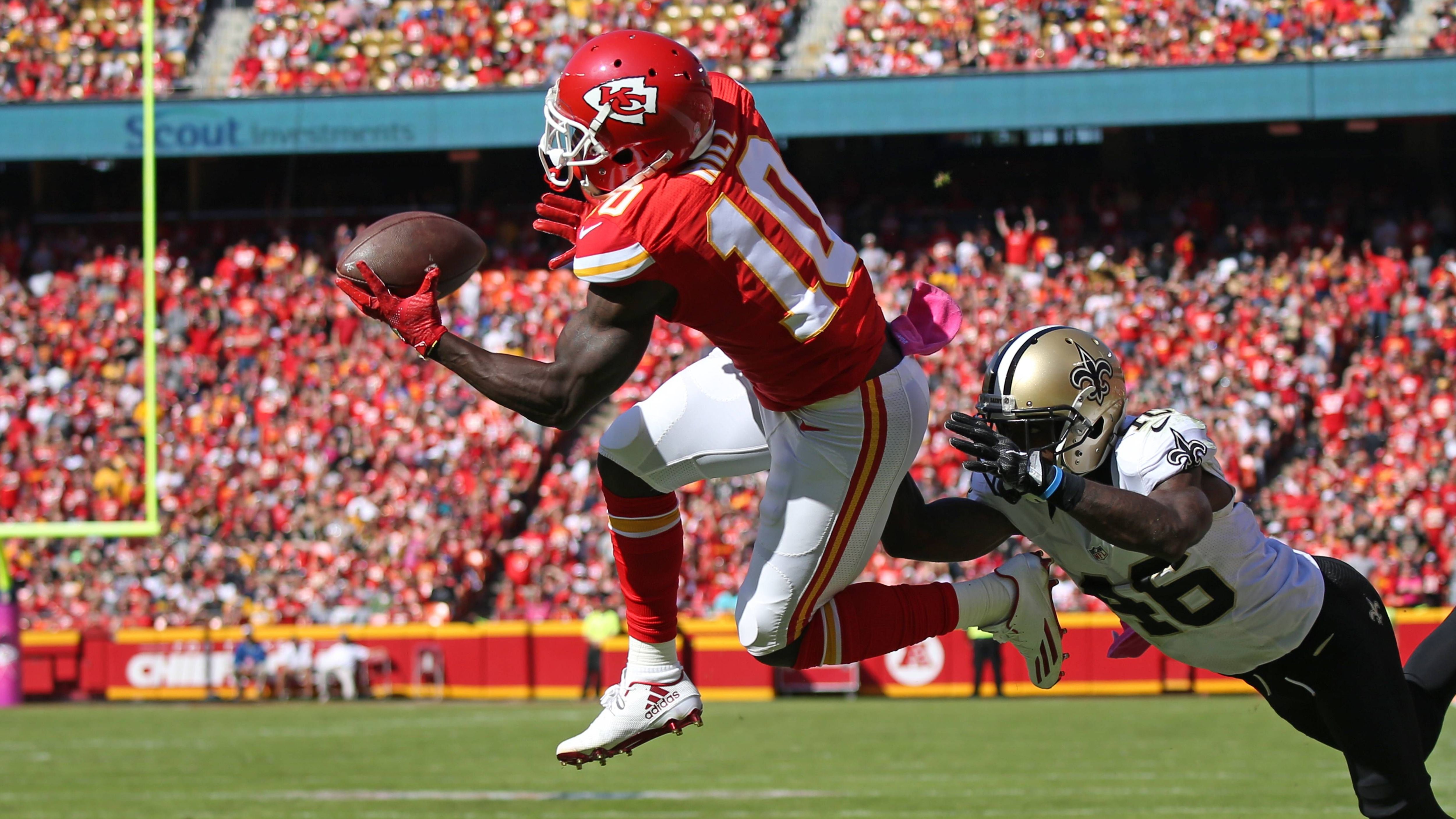 <strong>SB LIII (2018) – Saints vs. Chiefs → Chiefs gewinnen</strong><br> Ohne Patriots schaffen es die Saints ins Finale, wo sie auf Mahomes’ Chiefs treffen. Drew Brees spielt stark, doch Kansas Citys Offense ist explosiver. Tyreek Hill und Travis Kelce sorgen für Big Plays, während Mahomes in der zweiten Halbzeit heißläuft. Die Chiefs holen sich mit 38–31 ihren ersten Titel seit 1970.