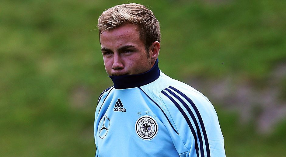 
                <strong>Die Krankenakte des Mario Götze</strong><br>
                Deutlich länger muss Götze im Frühjahr 2012 pausieren. Eine Schambeinentzündung setzt ihn von Mitte Januar bis Anfang April außer Gefecht. 13 Spiele muss Dortmund ohne seinen aufstrebenden Star bestreiten. Erst am 32. Spieltag der Double-Saison kehrt er auf den Platz zurück.
              