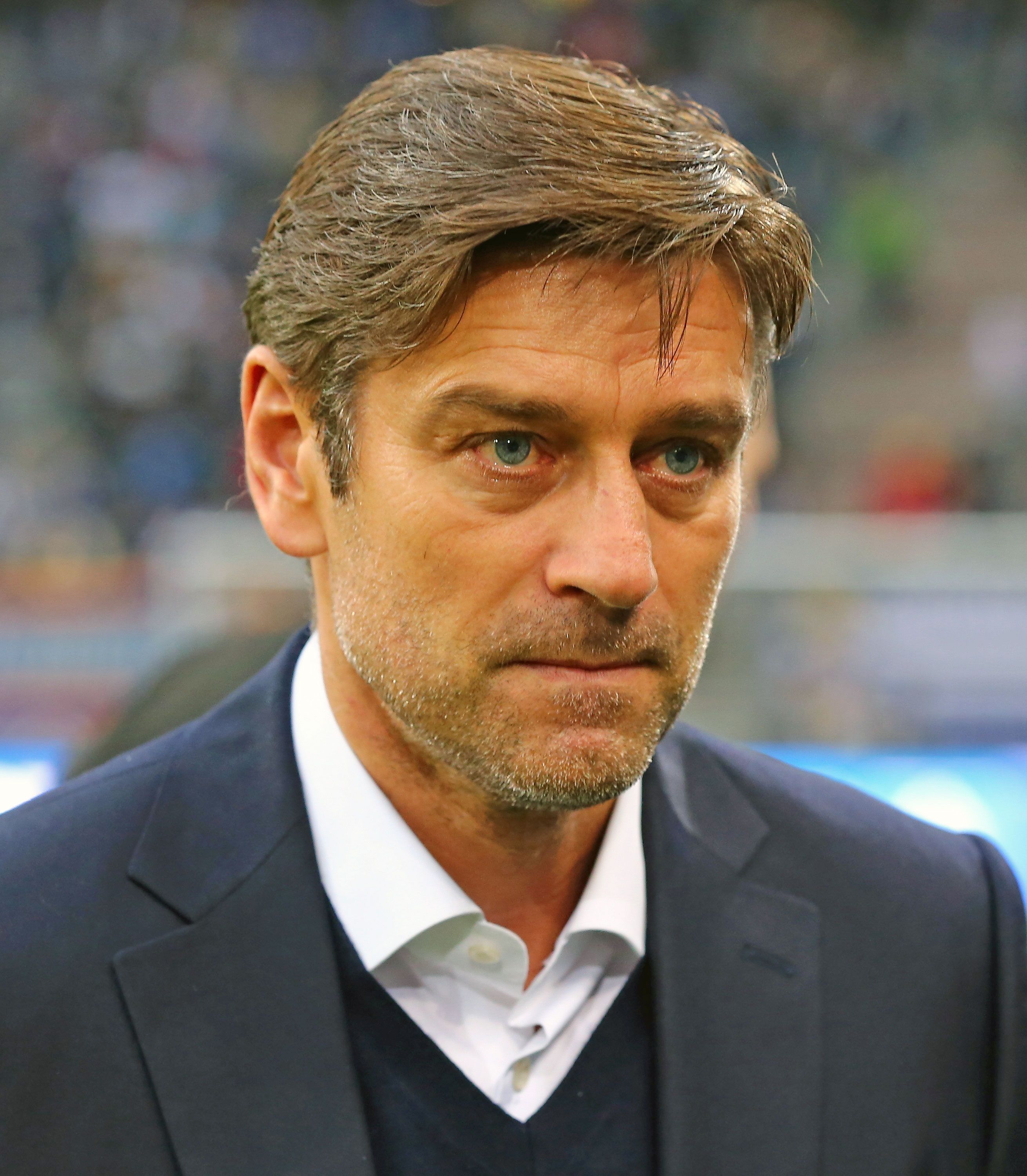 
                <strong>Oliver Kreuzer</strong><br>
                Der heutige Sportchef des Hamburger SV war als Spieler für den Karlruher SC und Bayern München tätig
              
