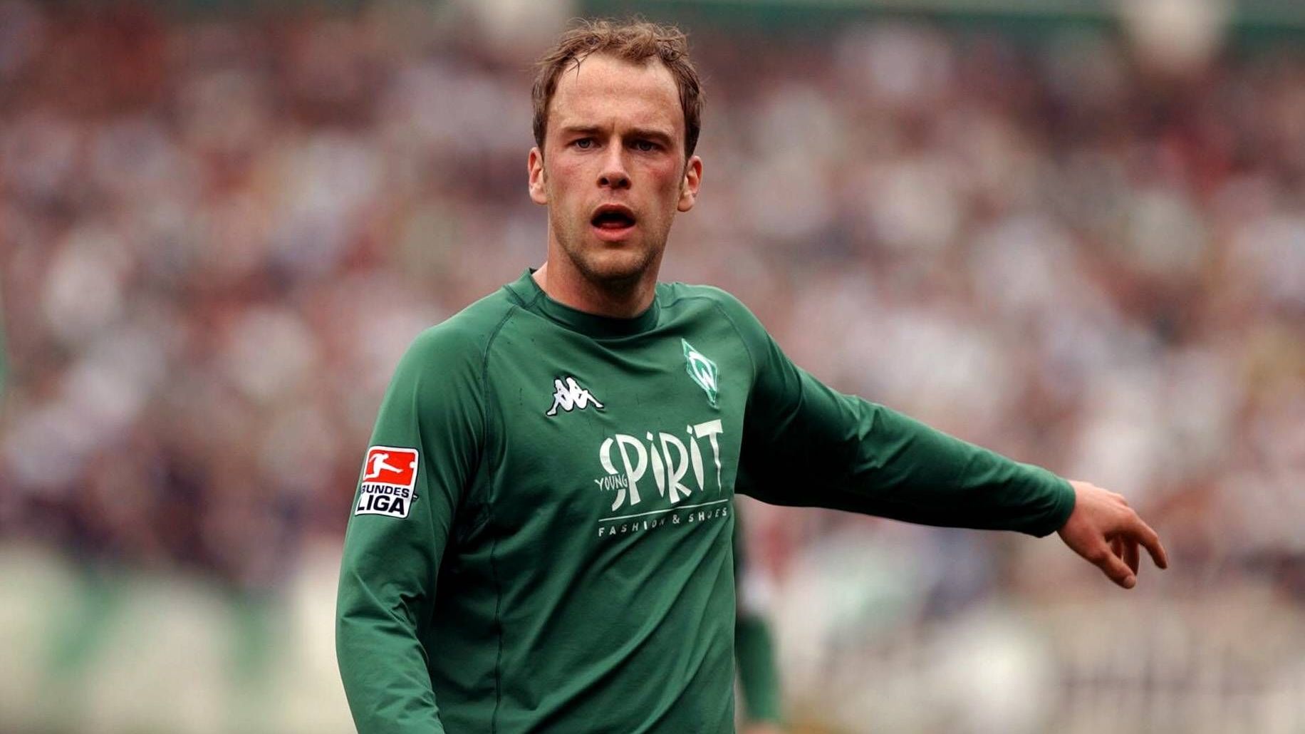 <strong>Platz 7 - geteilt: Fabian Ernst (Werder Bremen) - 52 Meter</strong><br>2002 schaffte Bremens Fabian Ernst im Spiel gegen den BVB das Kunststück, den Ball aus 52 Metern in die Maschen zu setzen. Dortmunds Roman Weidenfeller war für eine Grätsche weit aus seinem Tor gekommen, der Ball landete vor den Füßen Ernsts, der ihn gekonnt über den Keeper einnetzte.&nbsp;