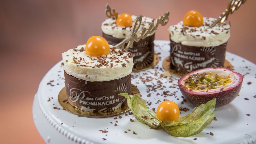 Kakaobiskuit mit Passionsfruchtmousse und Physalis