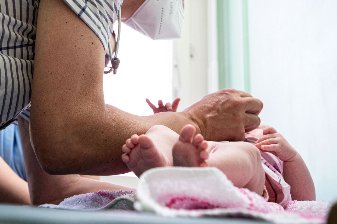 Nach Angaben des Berufsverbands der Kinder- und Jugendärzt:innen (BVKJ) fehlt es flächendeckend in Deutschland an Impfdosen.