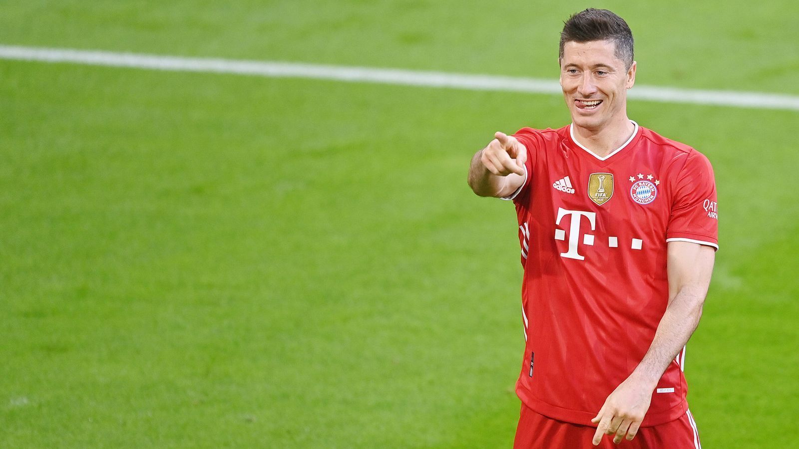 
                <strong>Robert Lewandowski knackt 40-Tore-Rekord von Gerd Müller</strong><br>
                Es ist vollbracht. Robert Lewandowski hat den lange Zeit für unerreichbar gehaltenen Tor-Rekord von Gerd Müller eingestellt. Am 33. Spieltag erzielte der Pole beim SC Freiburg sein Saisontor Nummer 40 und zieht damit mit dem "Bomber der Nation" gleich. In der 26. Minute verwandelte der 32-Jährige einen Elfmeter und bringt die Bayern so mit 1:0 in Führung. In der Saison 1971/72 brauchte Müller für seine 40 Tore insgesamt 34 Saisonspiele. Lewandowski knackte die magische Marke nun schon in seinem 28. Saisoneinsatz. 
              